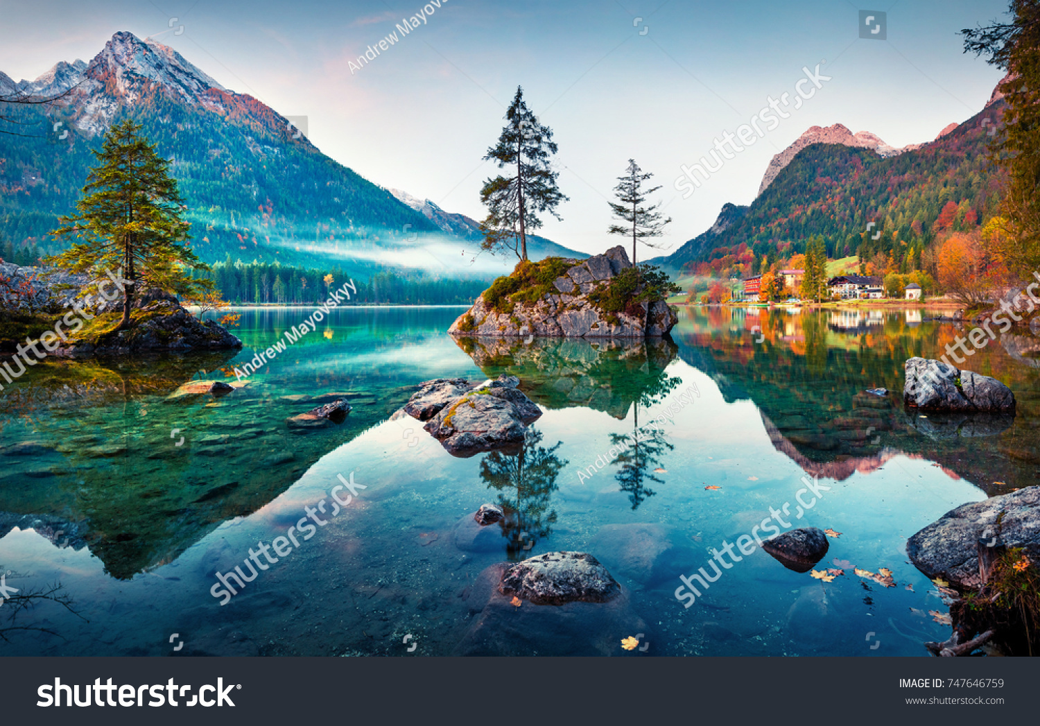 Krásná podzimní scéna jezera Hintersee. Barevný ranní pohled na bavorské Alpy na rakouské hranici, Německo, Evropa. Krása přírody konceptu pozadí. #747646759