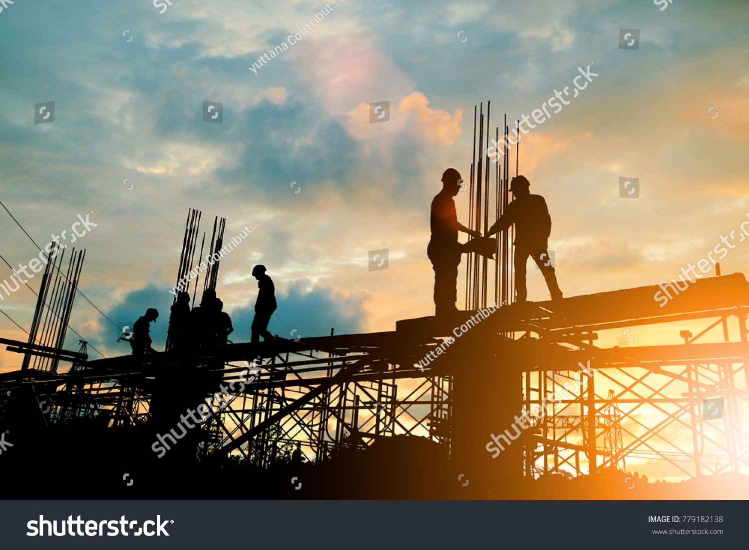 Silueta inženýra a stavebního týmu, který pracuje na místě přes rozmazané pozadí západu slunce pastel pro průmyslové pozadí s světlým veletrhem. #779182138