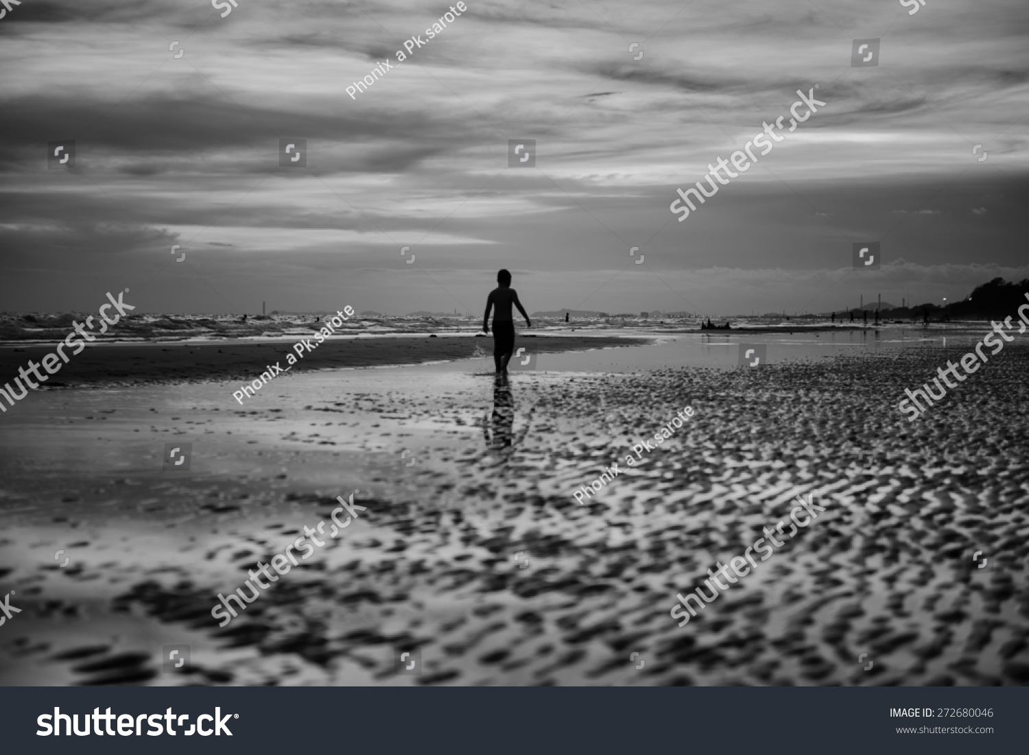 Boy Walks On Beach Silhouette Sunset Stock Photo 272680046 - Shutterstock