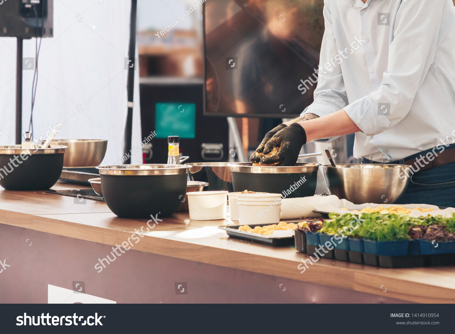 Cook Prepares Food On Demo Advertisement: ภาพสต็อก (แก้ไขตอนนี้) 1414910954