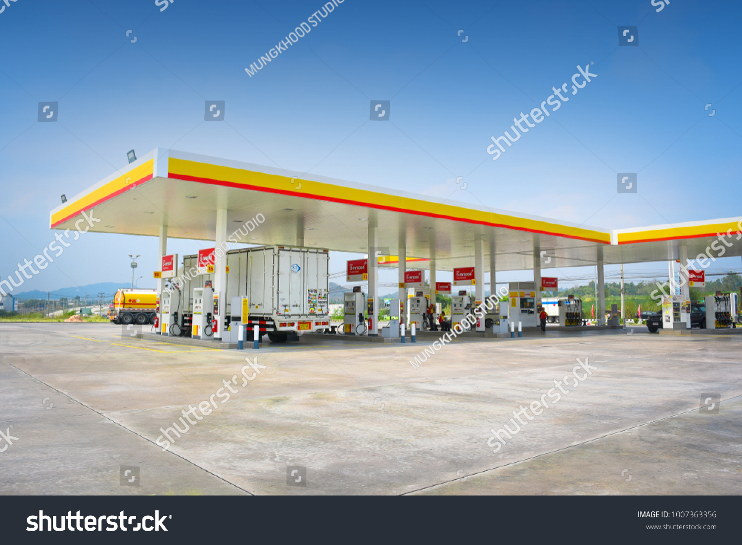 28,812 Petrol station road Images, Stock Photos & Vectors | Shutterstock