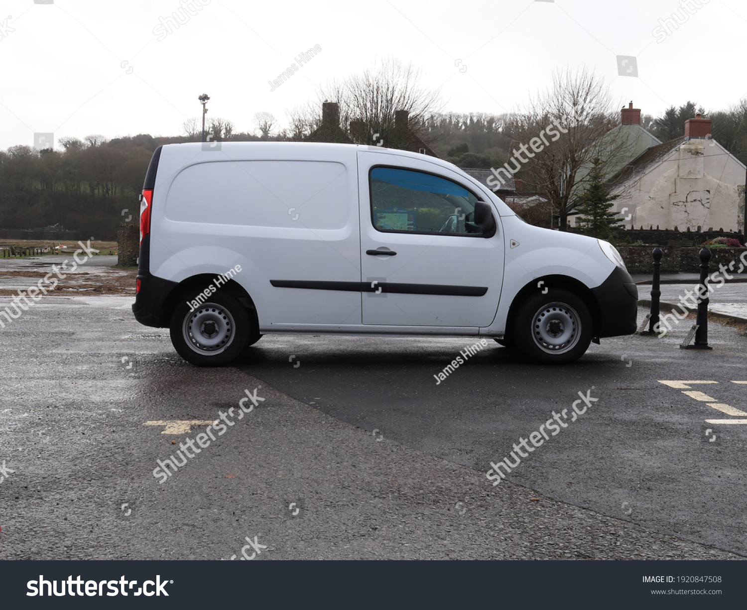 white renault kangoo