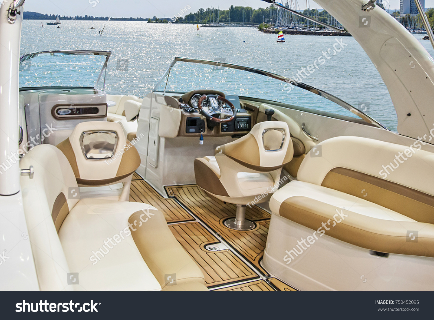 Holz Und Leder Inneneinrichtung Der Luxusyacht Stockfoto Jetzt Bearbeiten 750452095