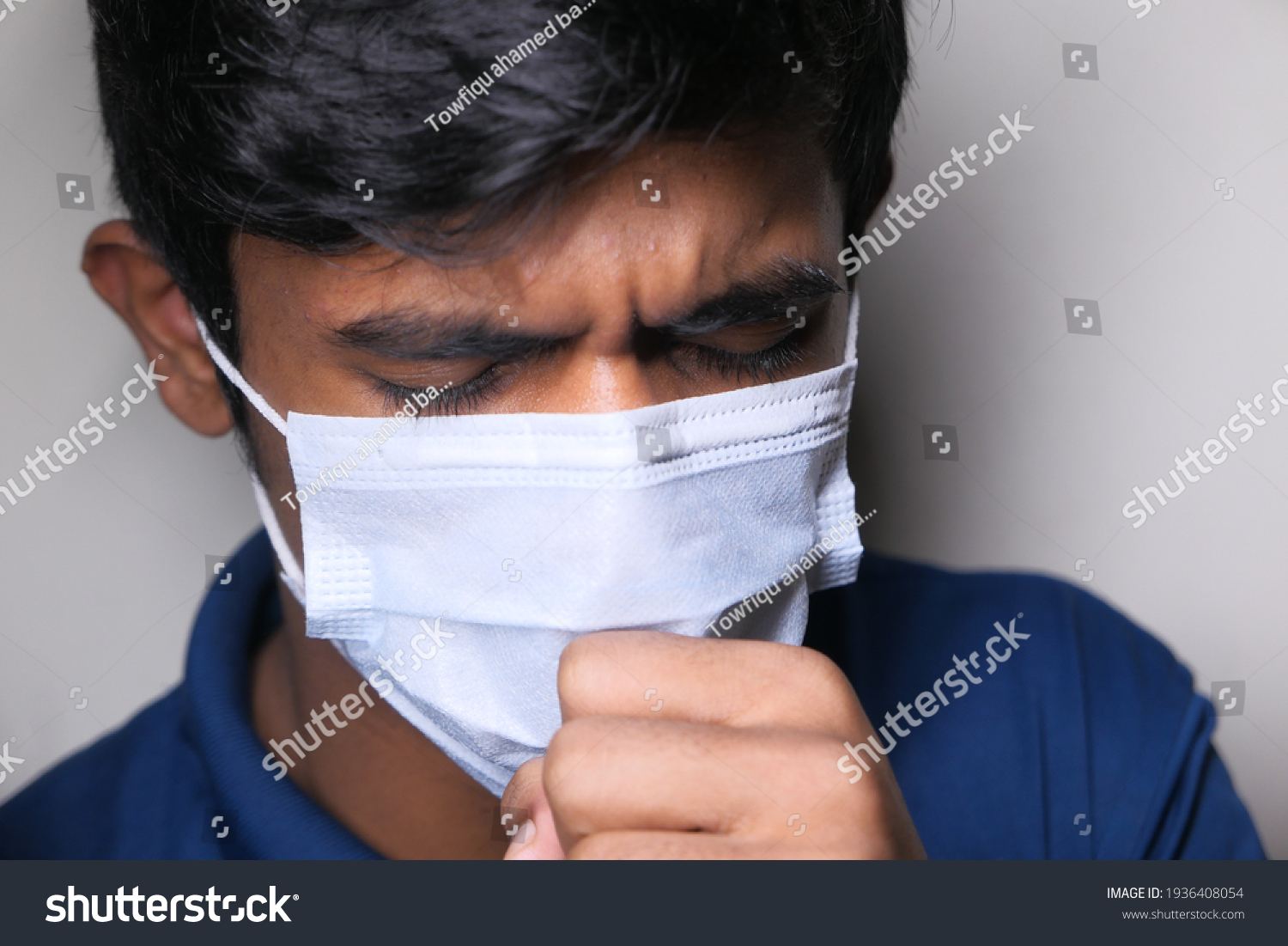 Photo de stock jeune homme malade tousse et éternue Shutterstock