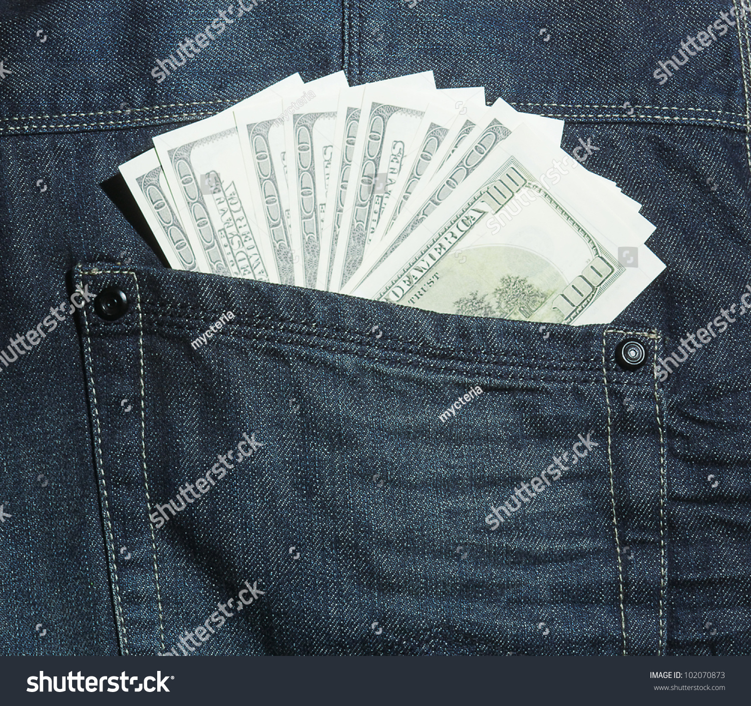 100美元钞票到牛仔裤的后袋。-商业\/金融,交通