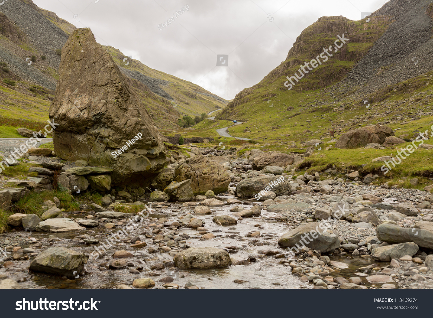 由陡峭的岩石流运行在湖区Honister传入英语-自