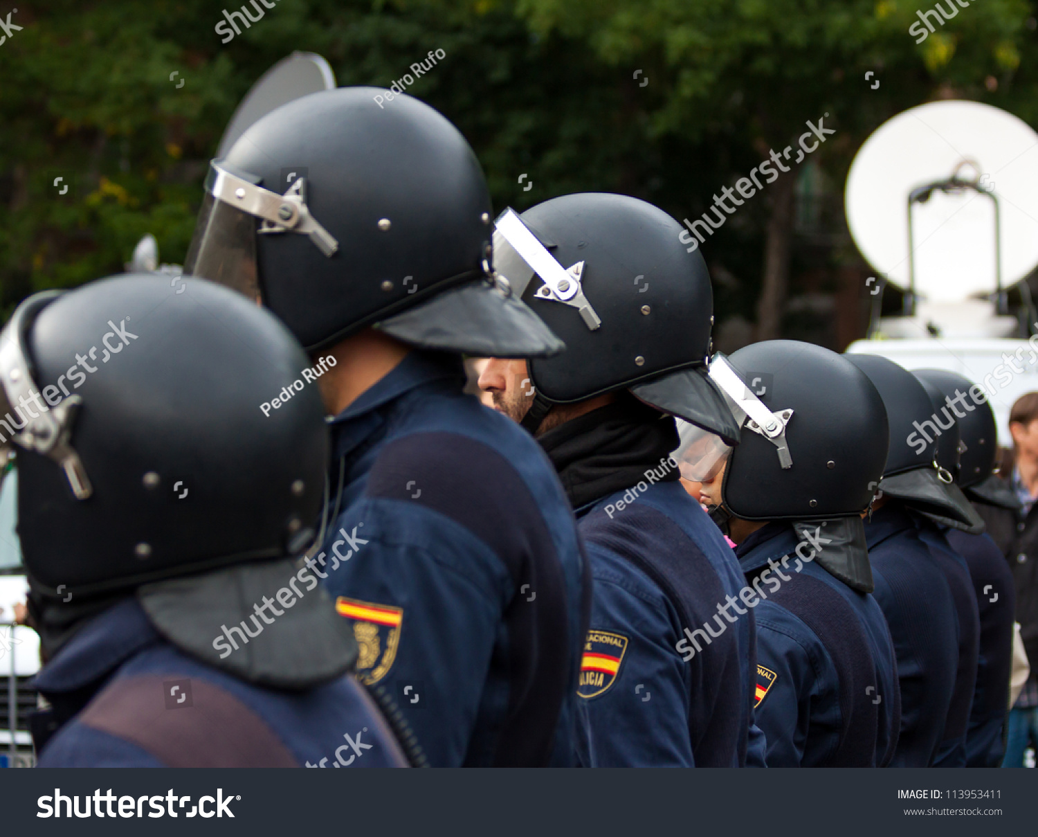 马德里- 9月25日:西班牙警方通过关闭街上的国