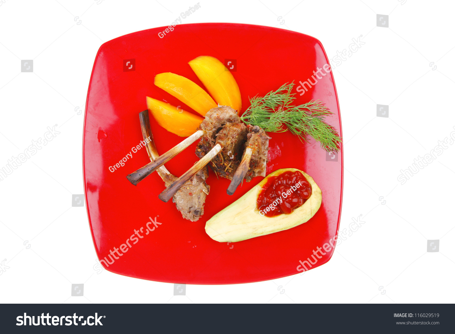 主菜:烤beff小肋骨配芒果水果和鳄梨红菜孤立在