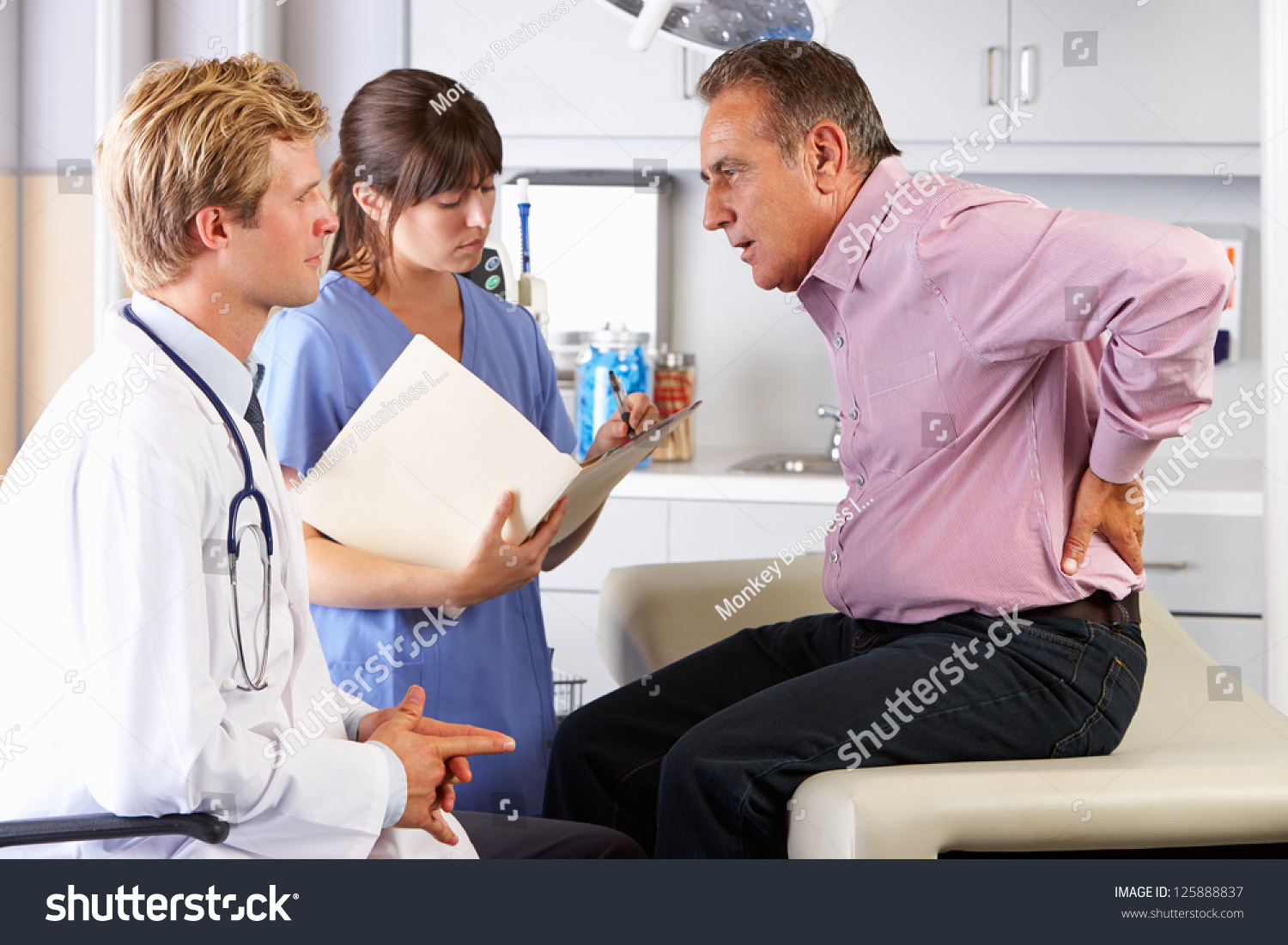 男性病人拜访医生的办公室腰疼-医疗保健,人物