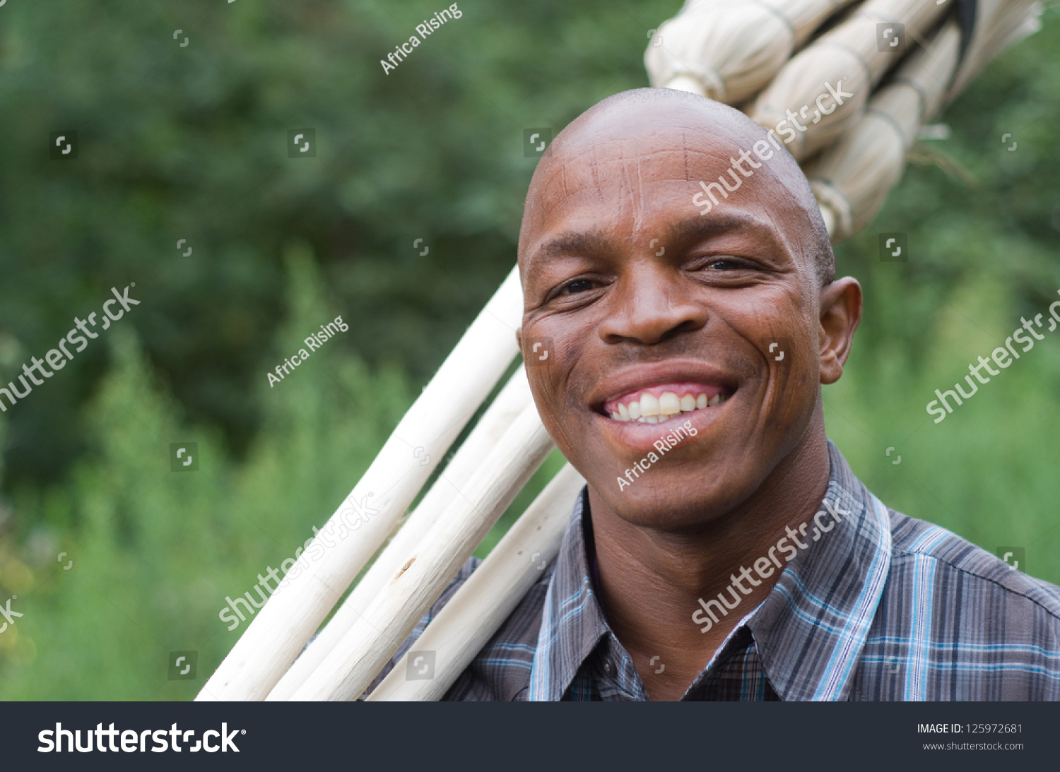 微笑的南非黑人企业家小企业扫帚推销员在希尔