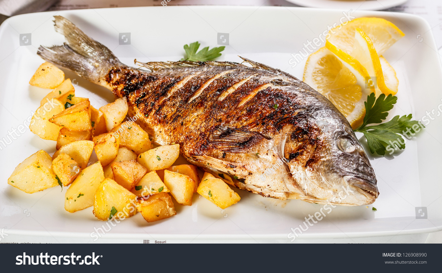 鲷鱼配上土豆和柠檬-食品及饮料-海洛创意正版