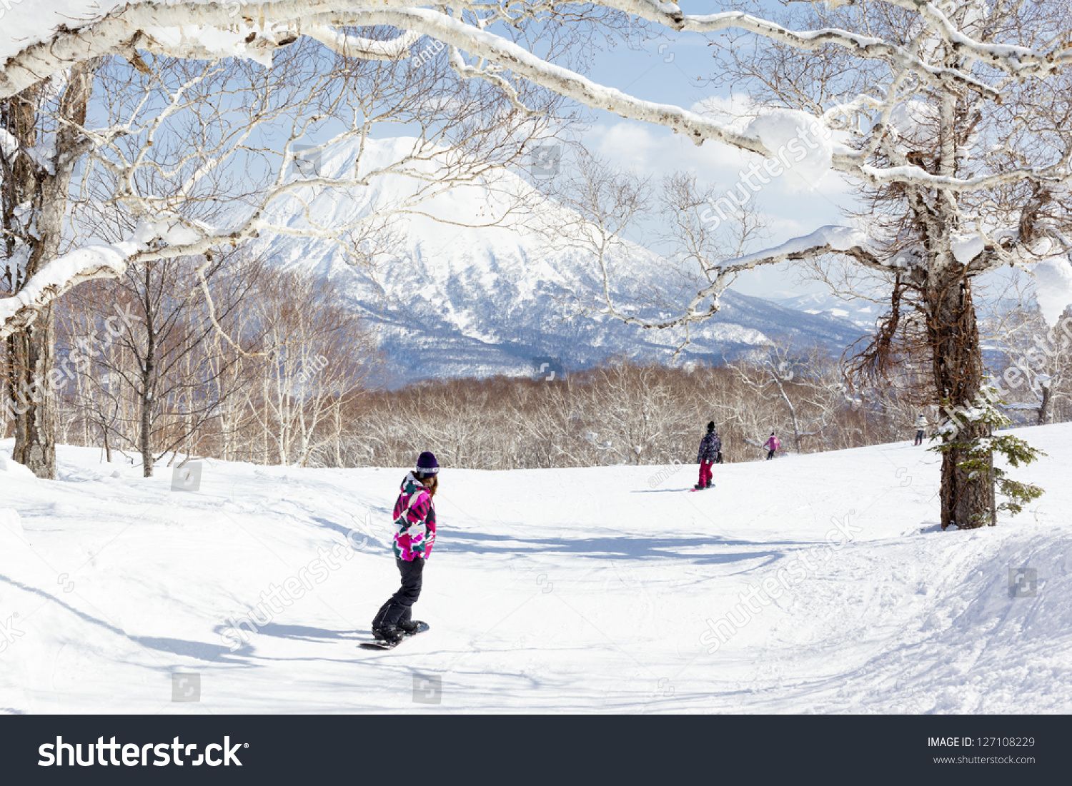 二,日本--3月10日:一般的看法人们滑雪绿树成荫
