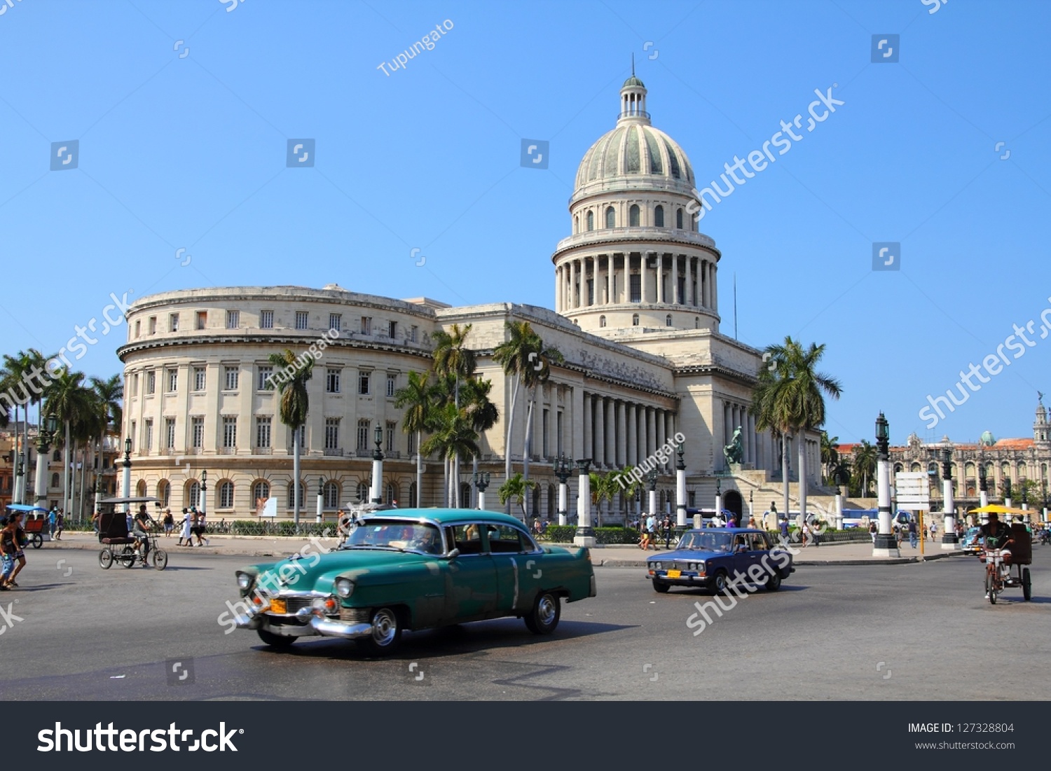 哈瓦那- 2月26日:古巴人开车经典美国车在2月