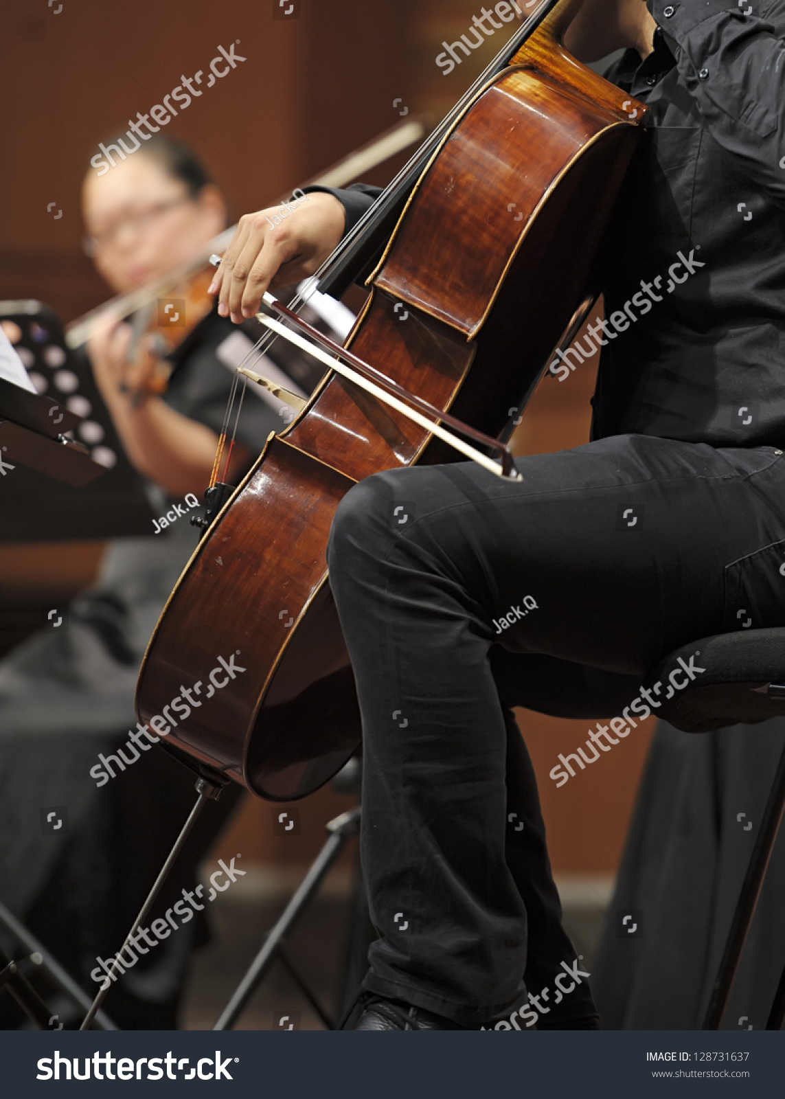 大提琴演奏者演奏管乐室内乐音乐会-艺术,人物