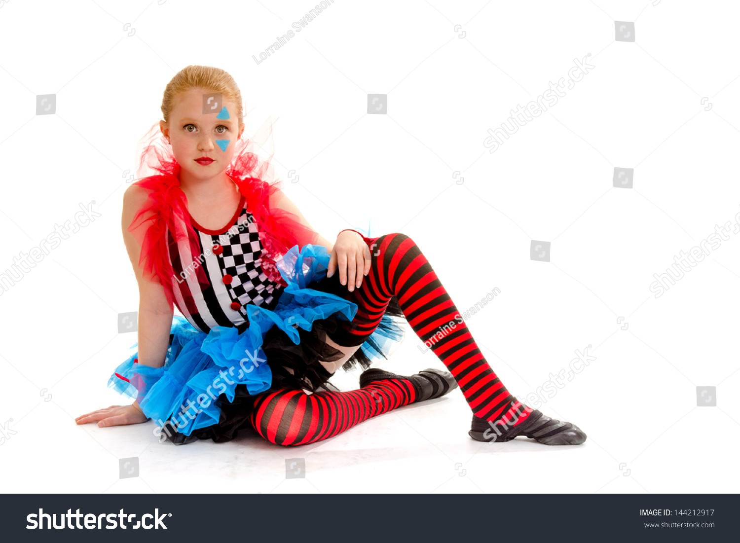 儿童舞蹈演员构成在服装画马戏团的小丑-艺术