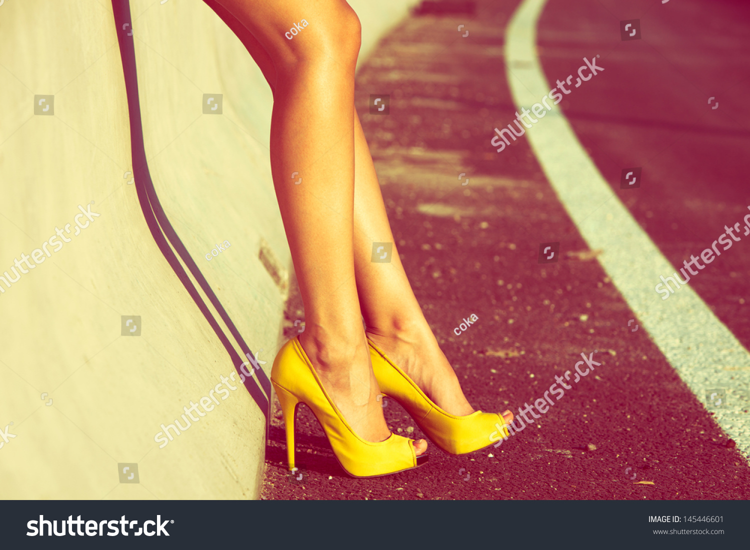 女人晒黑腿高跟鞋黄色鞋户外拍摄的夏日-人物
