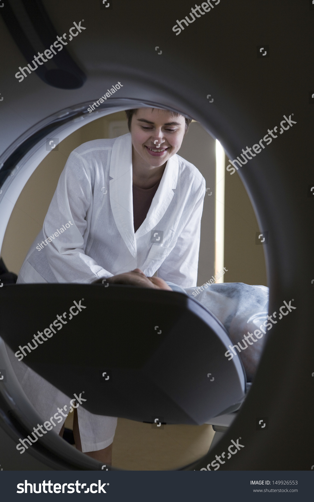 女医生检查病人的CT扫描-医疗保健,人物-海洛