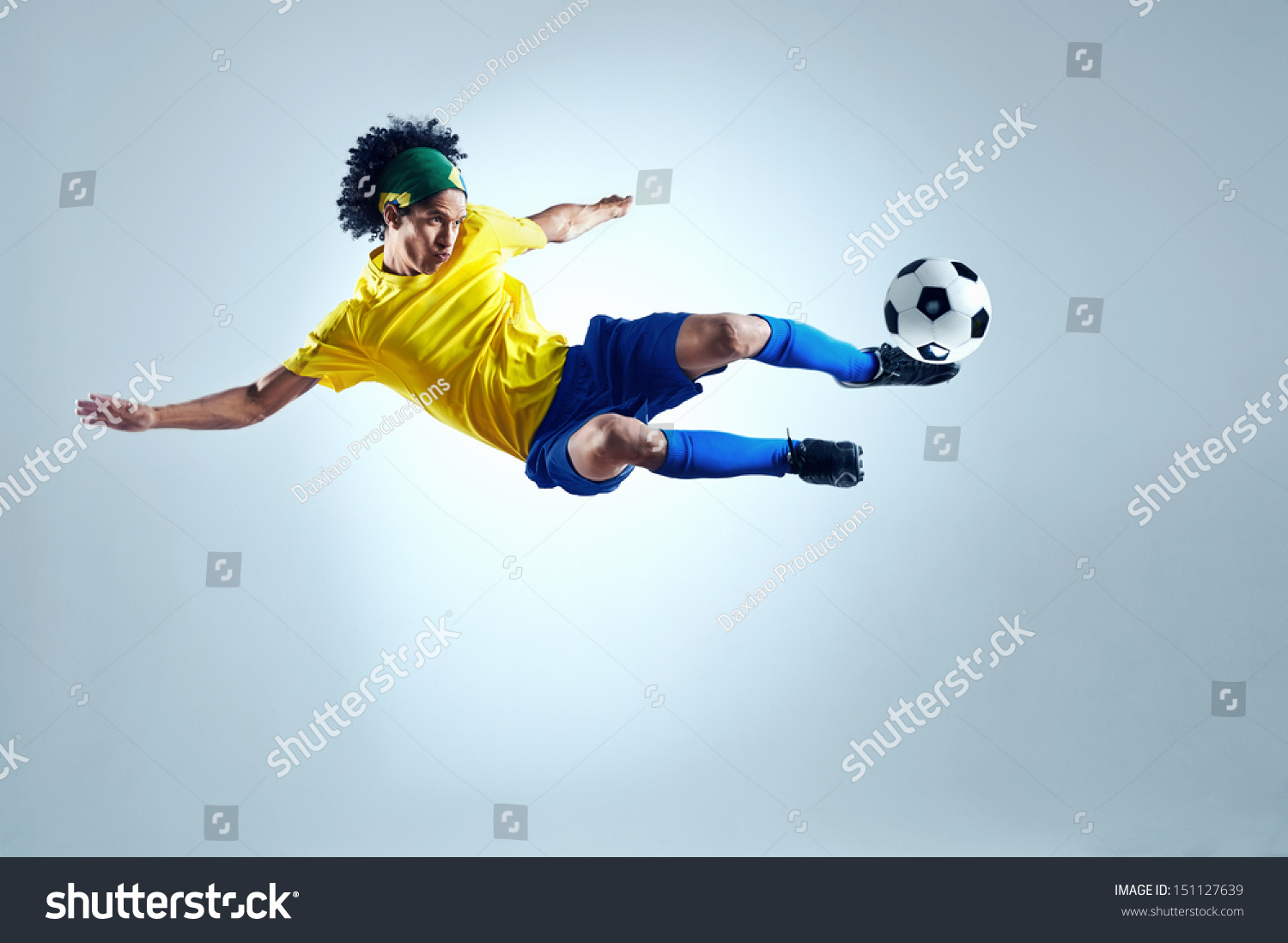 足球足球踢前锋进球目标精确射击世界杯巴西队