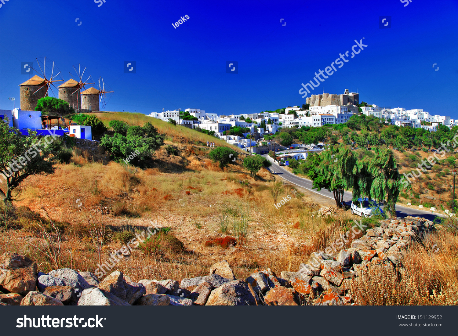 希腊帕特莫斯岛风景。视图Chora和风车-建筑物