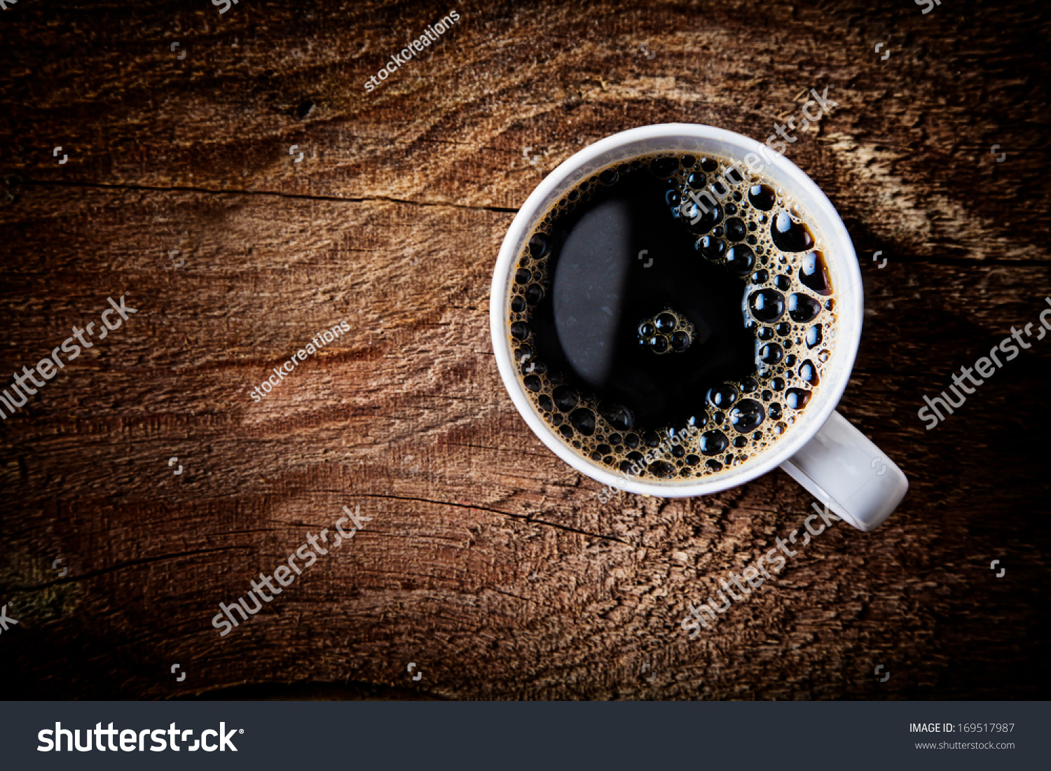 关闭的顶视图强劲的泡沫咖啡咖啡与黑色光晕和