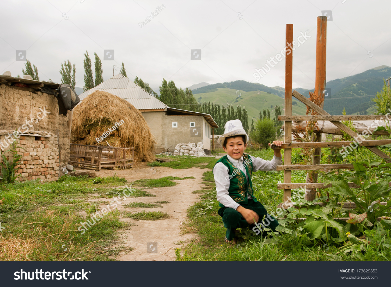 KEMIN,吉尔吉斯斯坦- 8月2日:孩子在传统吉尔