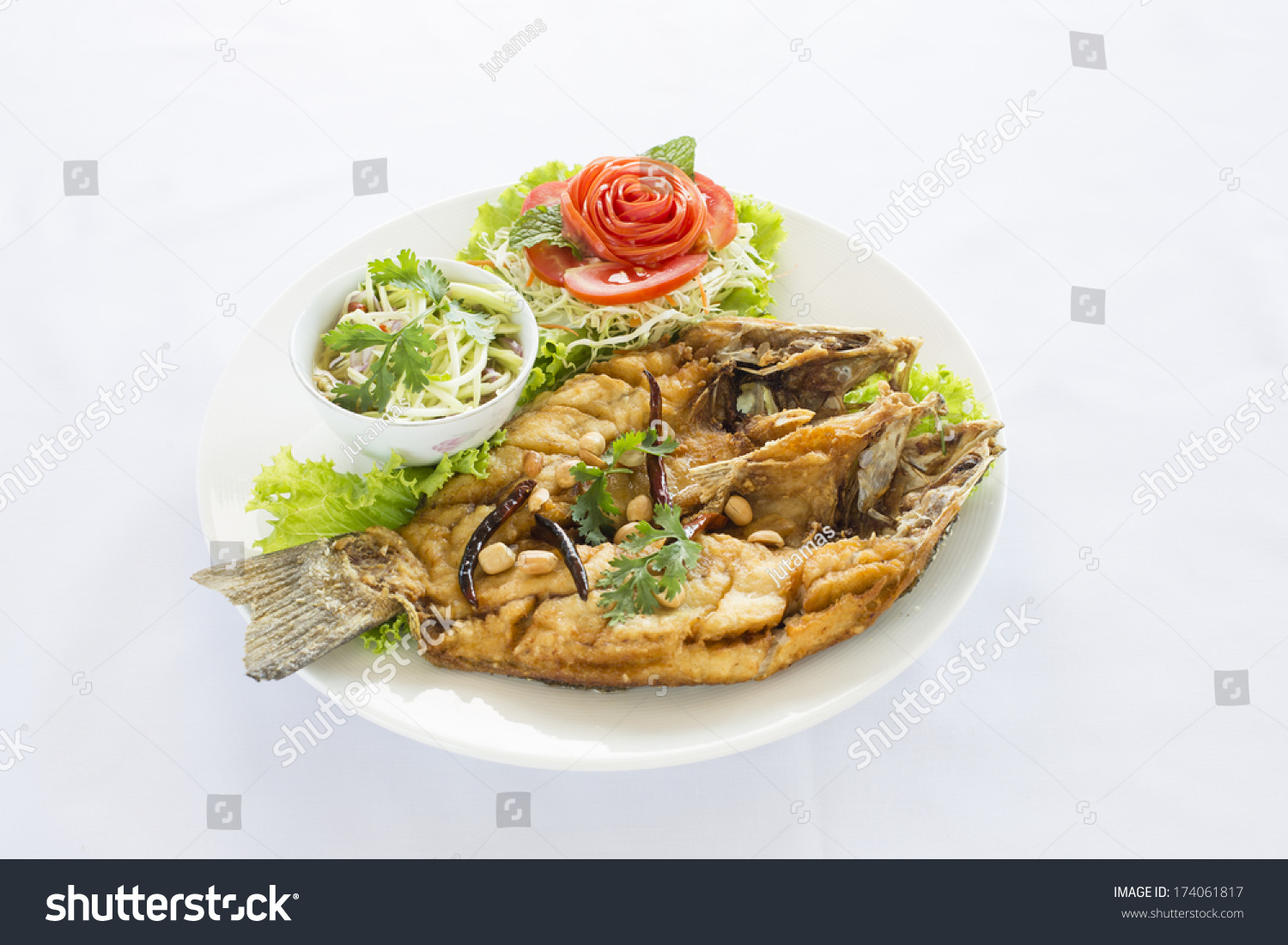 油炸的鱼与泰国风格芒果酱-食品及饮料-海洛创