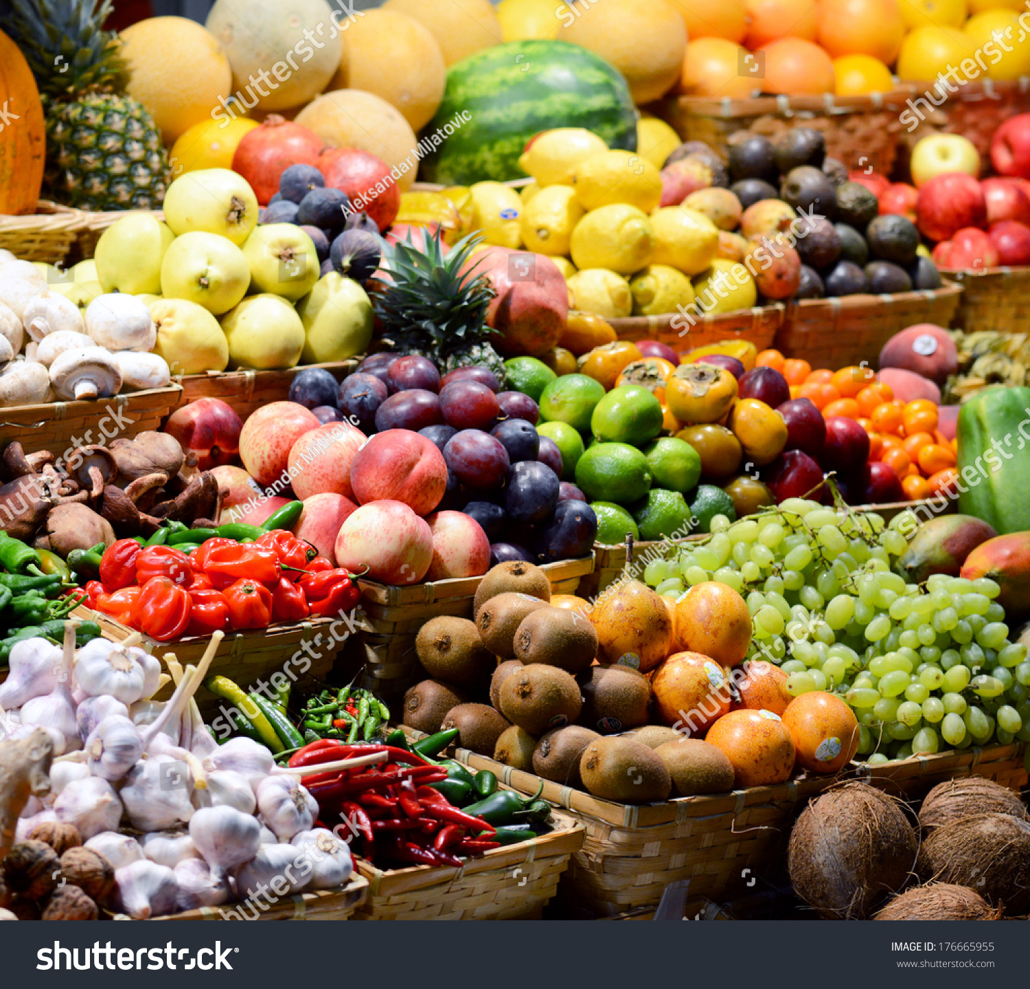 与各种色彩斑斓的新鲜水果和蔬菜水果市场--市