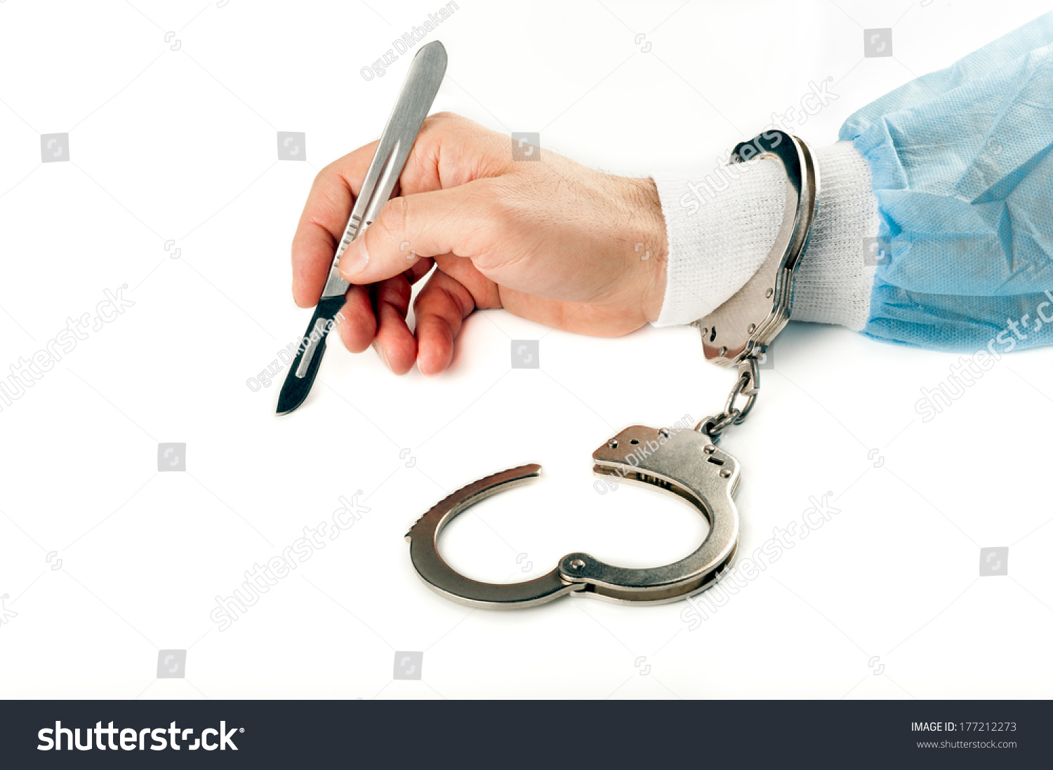 刑事医生戴上手铐外科手术刀柳叶刀孤立在白色