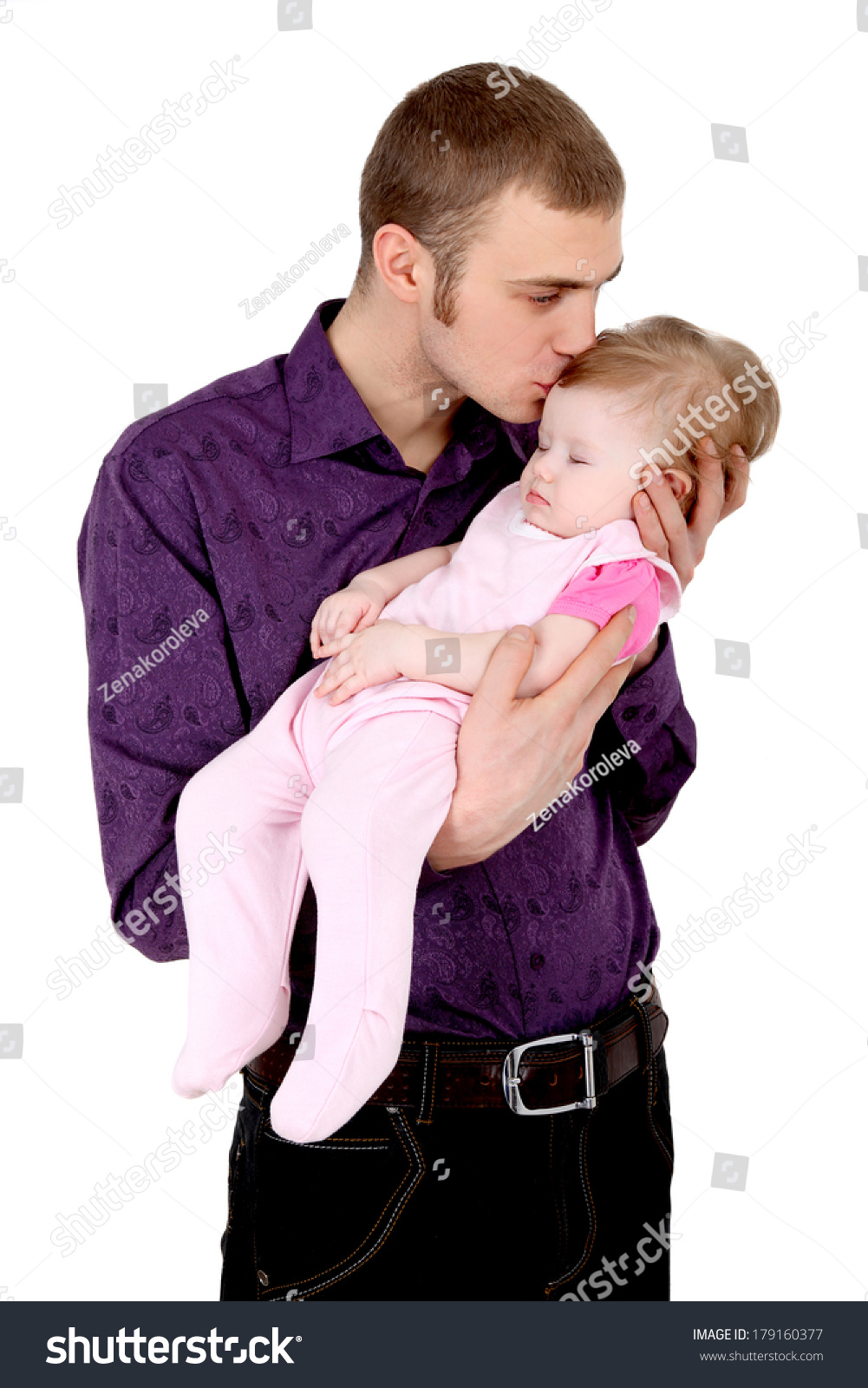 父亲的爱。父亲轻轻地亲吻熟睡的女儿手上。 