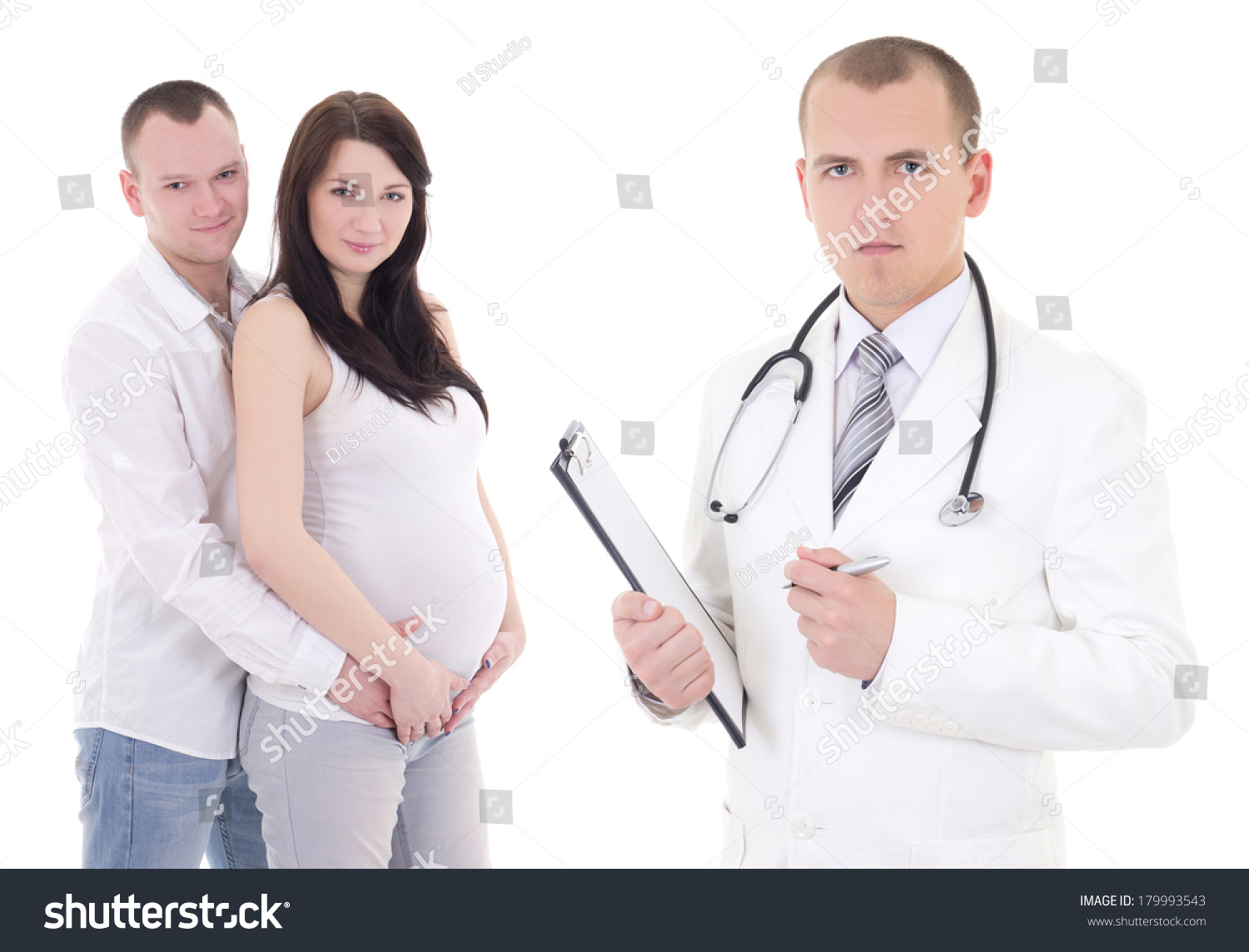 年轻漂亮的孕妇和丈夫和妇科医生孤立在白色背