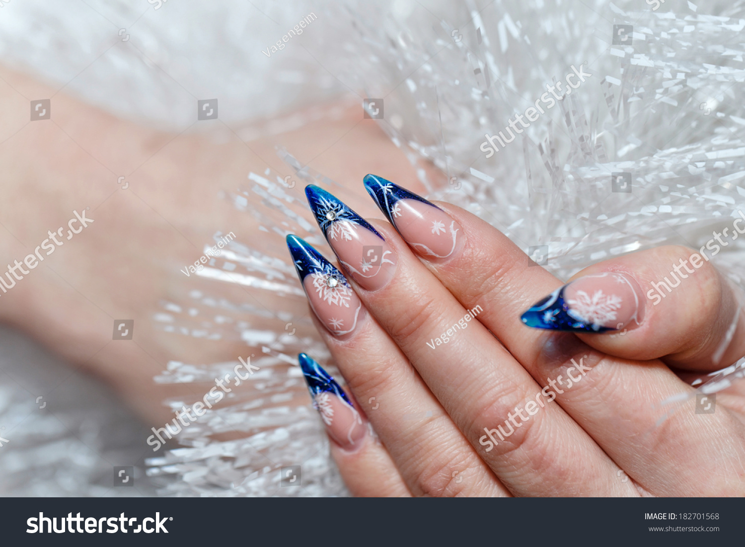 裂纹指甲油对女性的手指和美丽的珠宝拍摄特写
