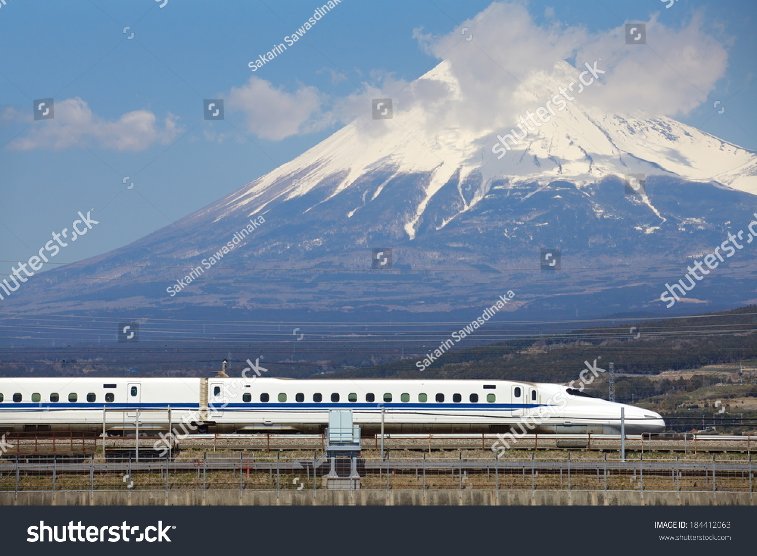 视图的富士山和Tokaido新干线,日本静冈县 - 自