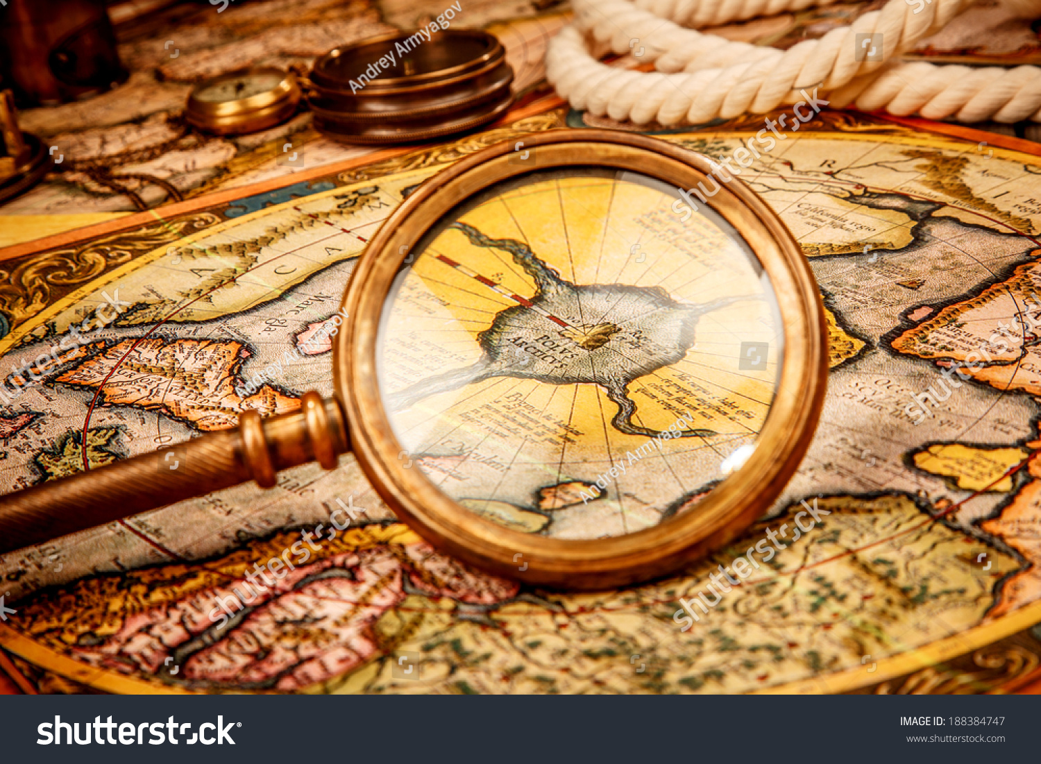 古董放大镜位于北极的古老地图(也Hyperborea