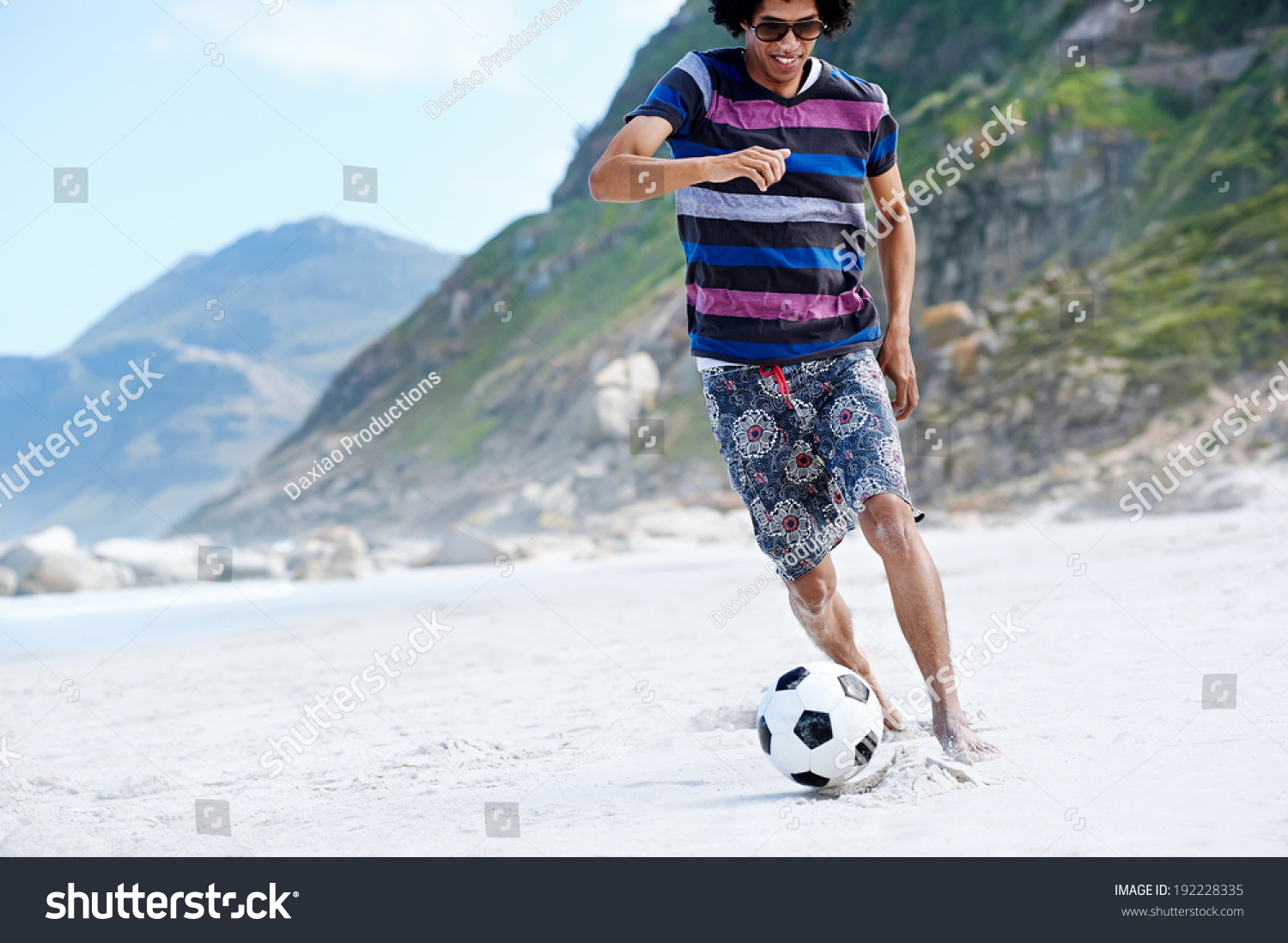 拉美裔巴西人踢足球球和运球技巧和海滩度假-
