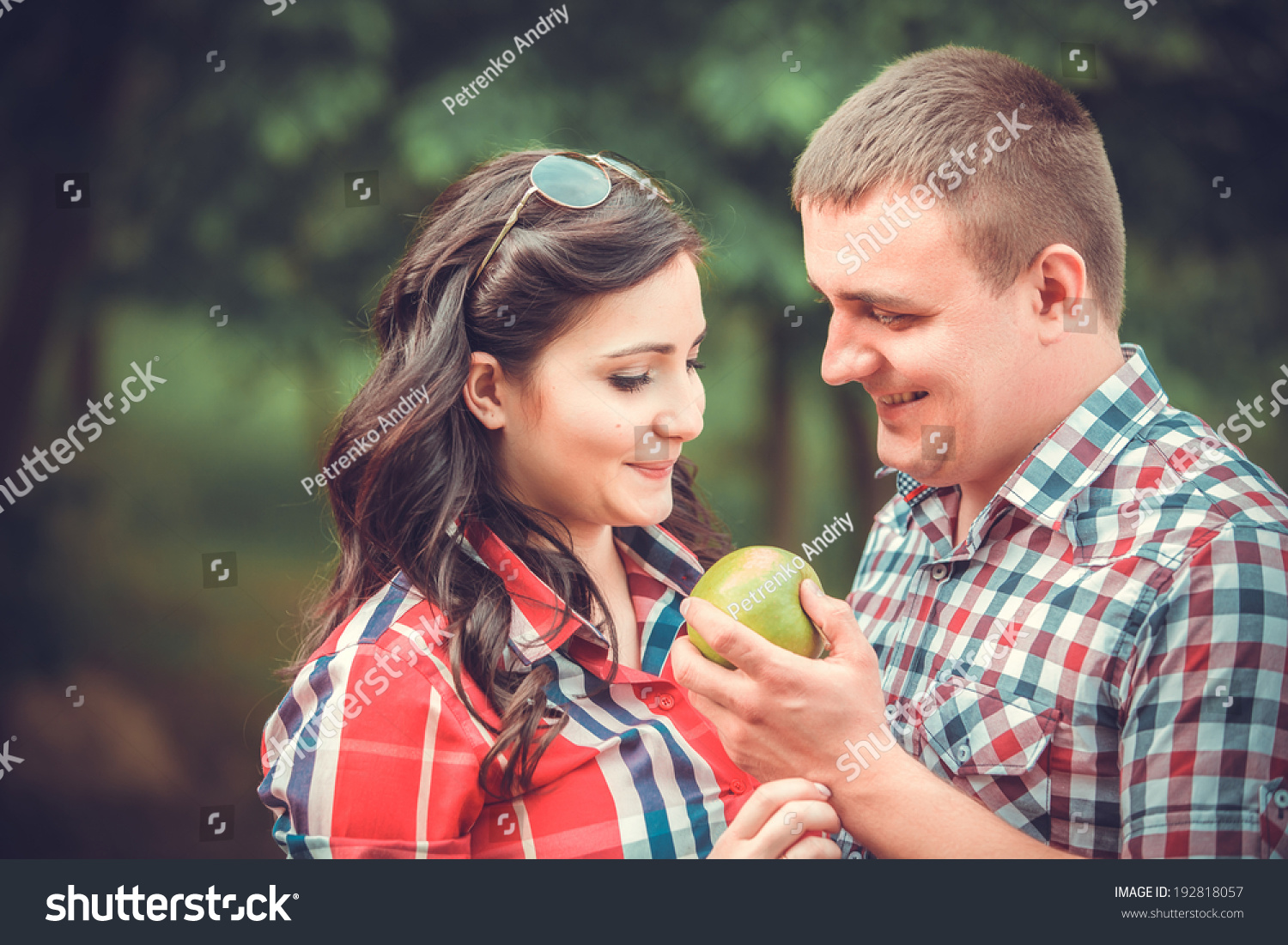 年轻的孕妇和丈夫户外吃苹果 - 食品及饮料,人