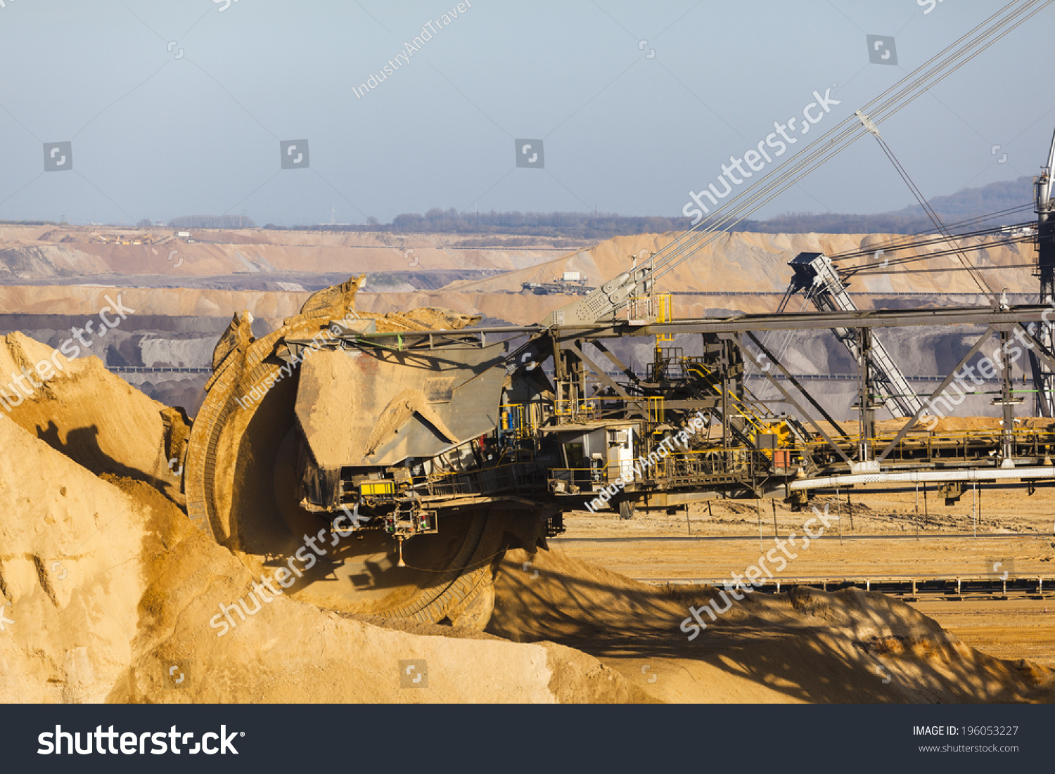 一个巨大的斗轮挖掘机在工作中在褐煤坑我的-