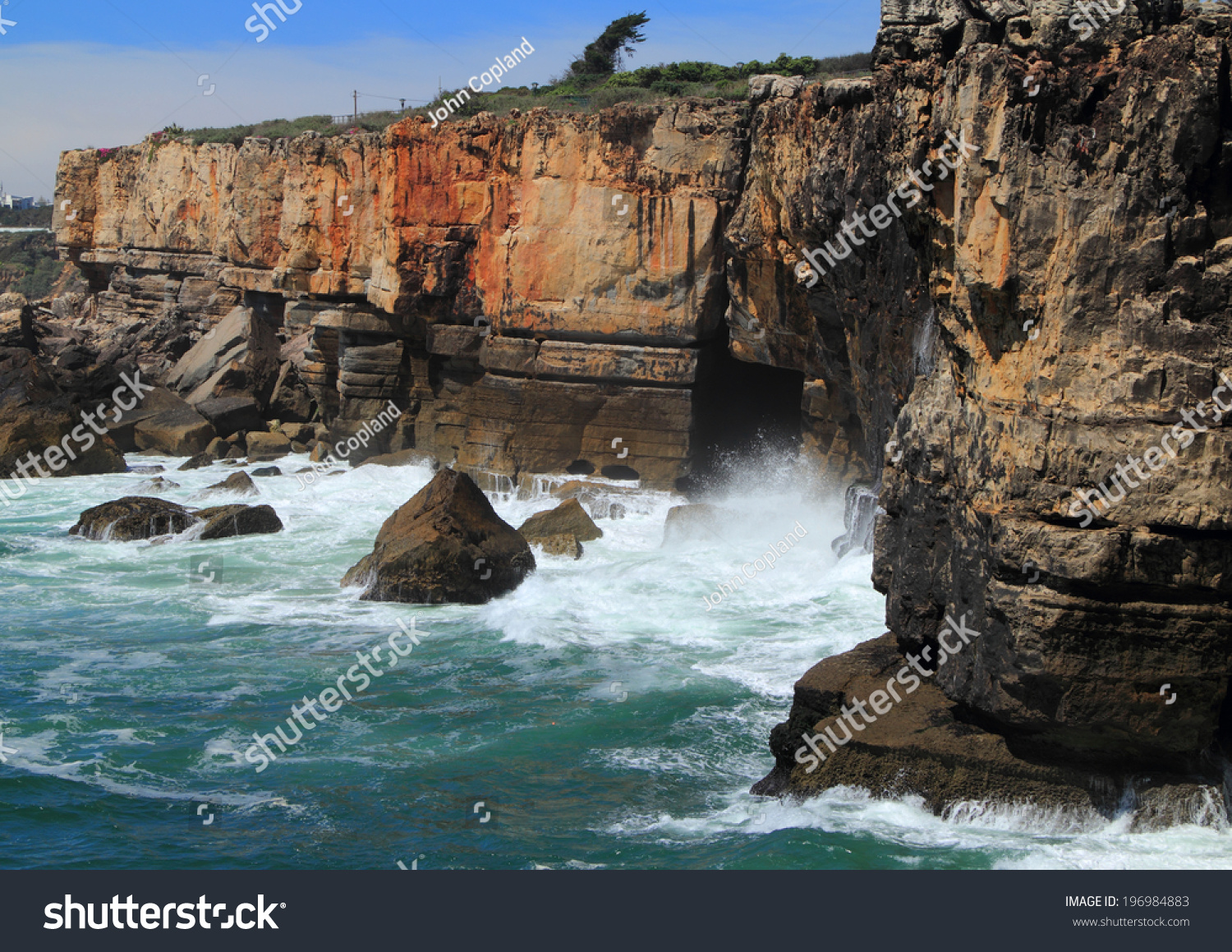 葡萄牙里斯本,Cascais,崎岖的悬崖形成和野生