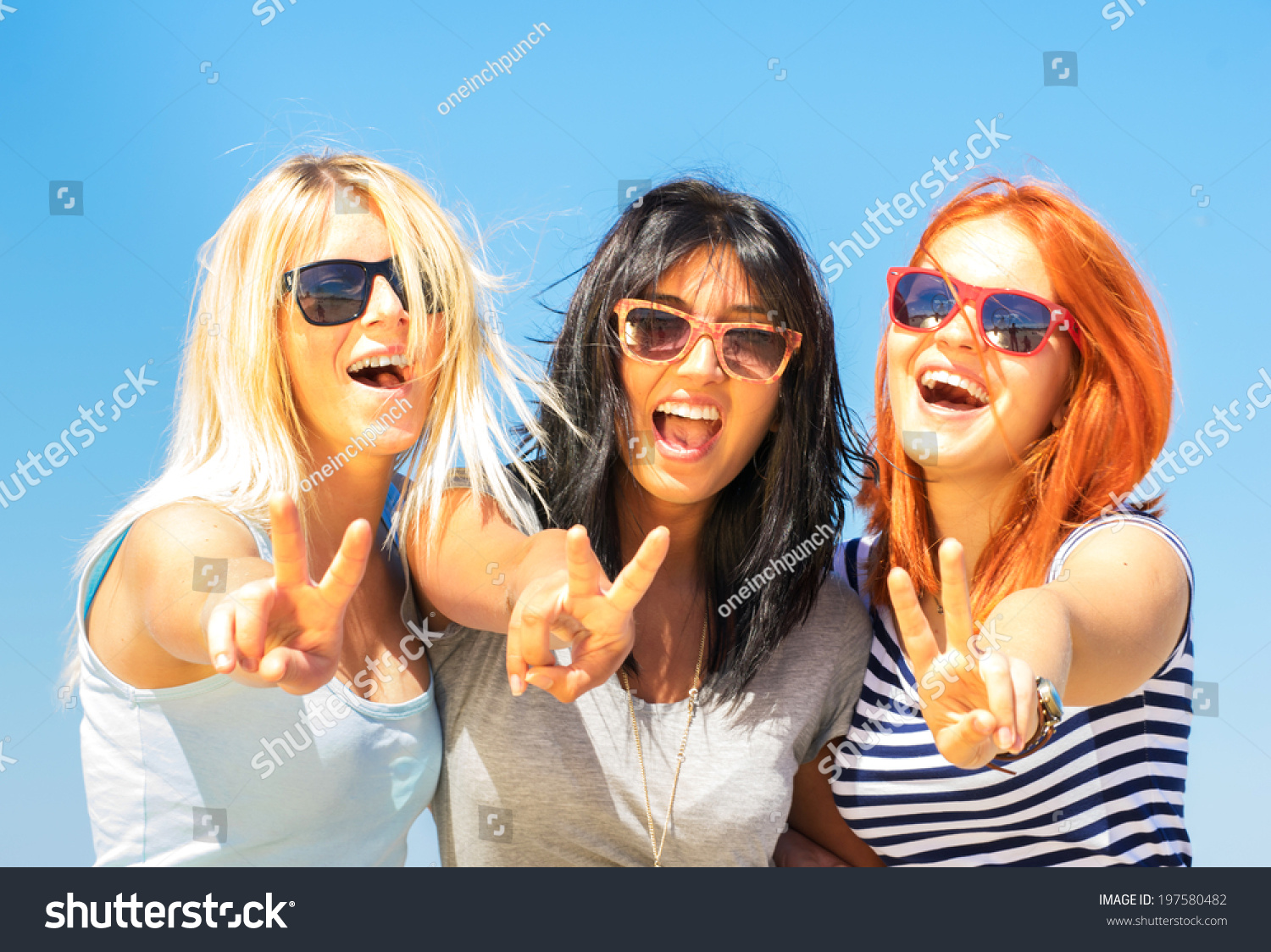 三个女朋友显示v手势语-人物-海洛创意(HelloR