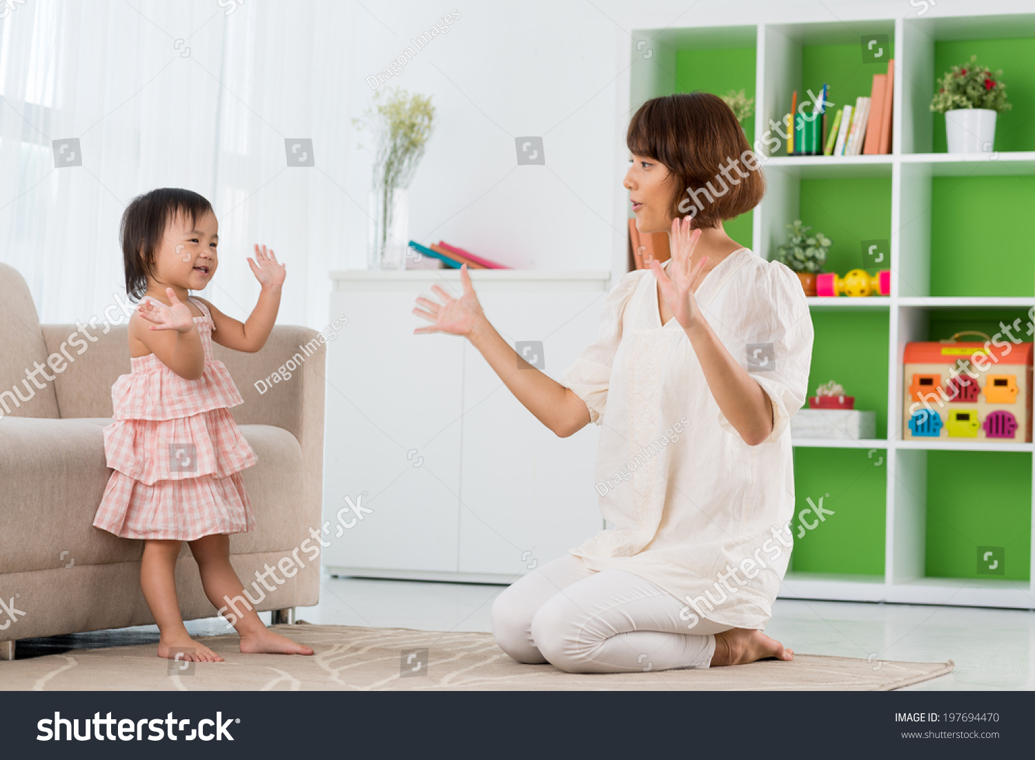 中国妈妈和女儿玩拍手游戏-人物-海洛创意(He