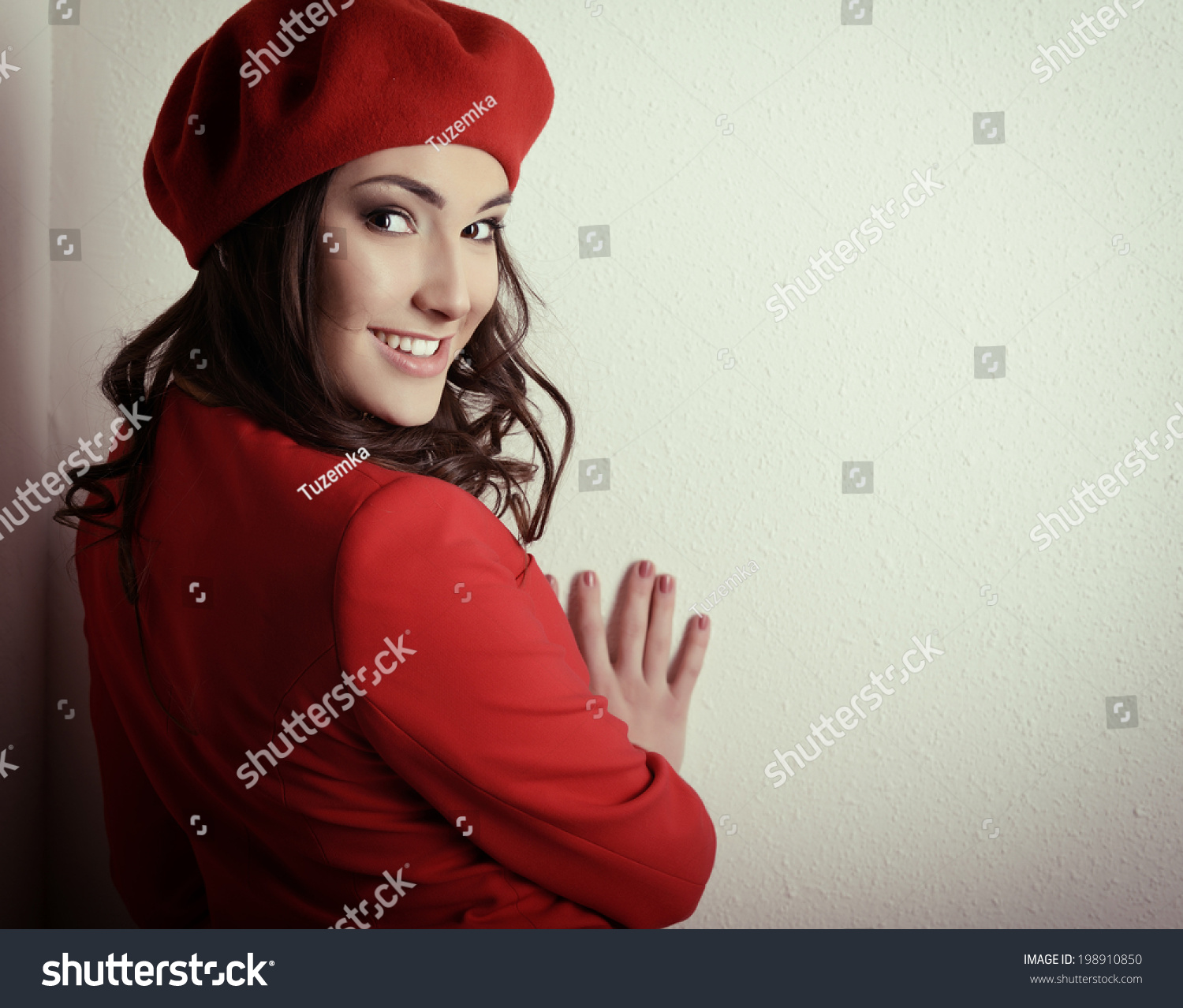 时髦的时装穿红衣服的女孩套装和贝雷帽,在工