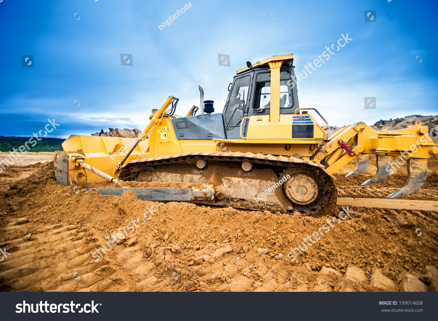 挖掘机在施工现场工作和地球移动,公路道路建