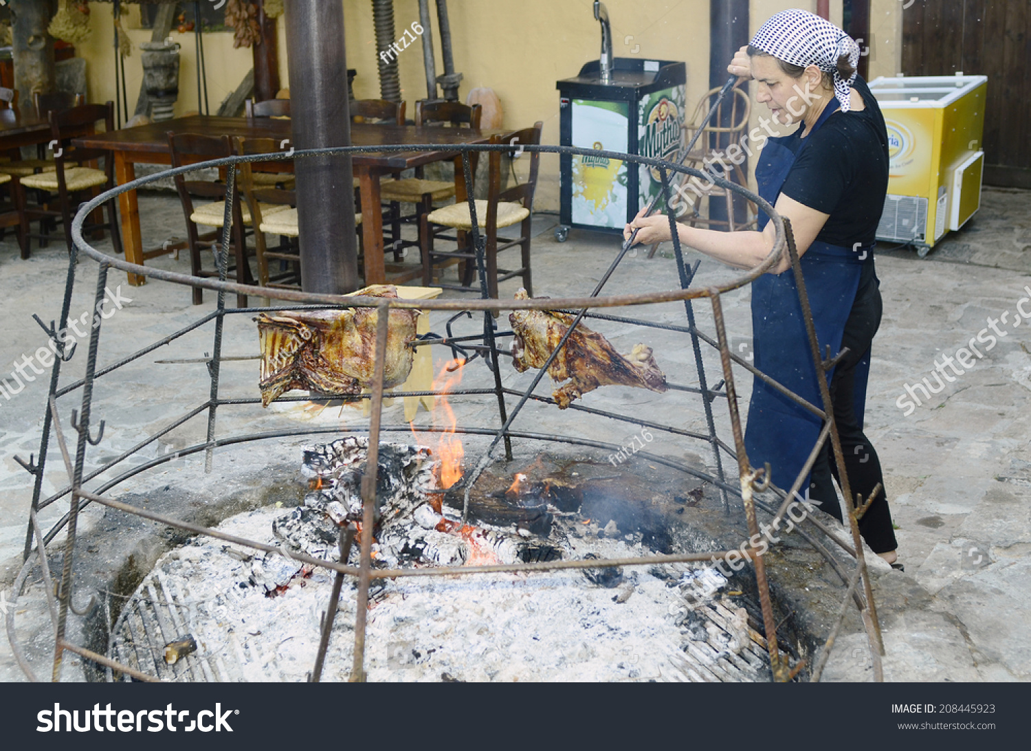 AXOS、希腊- 5月24日:身份不明的女人准备烧