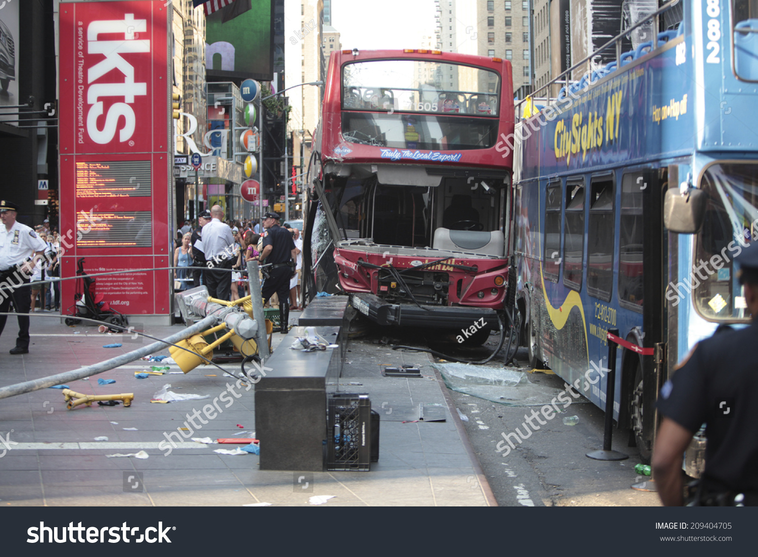 纽约--2014年8月5日:灰线双层旅游巴士在时代