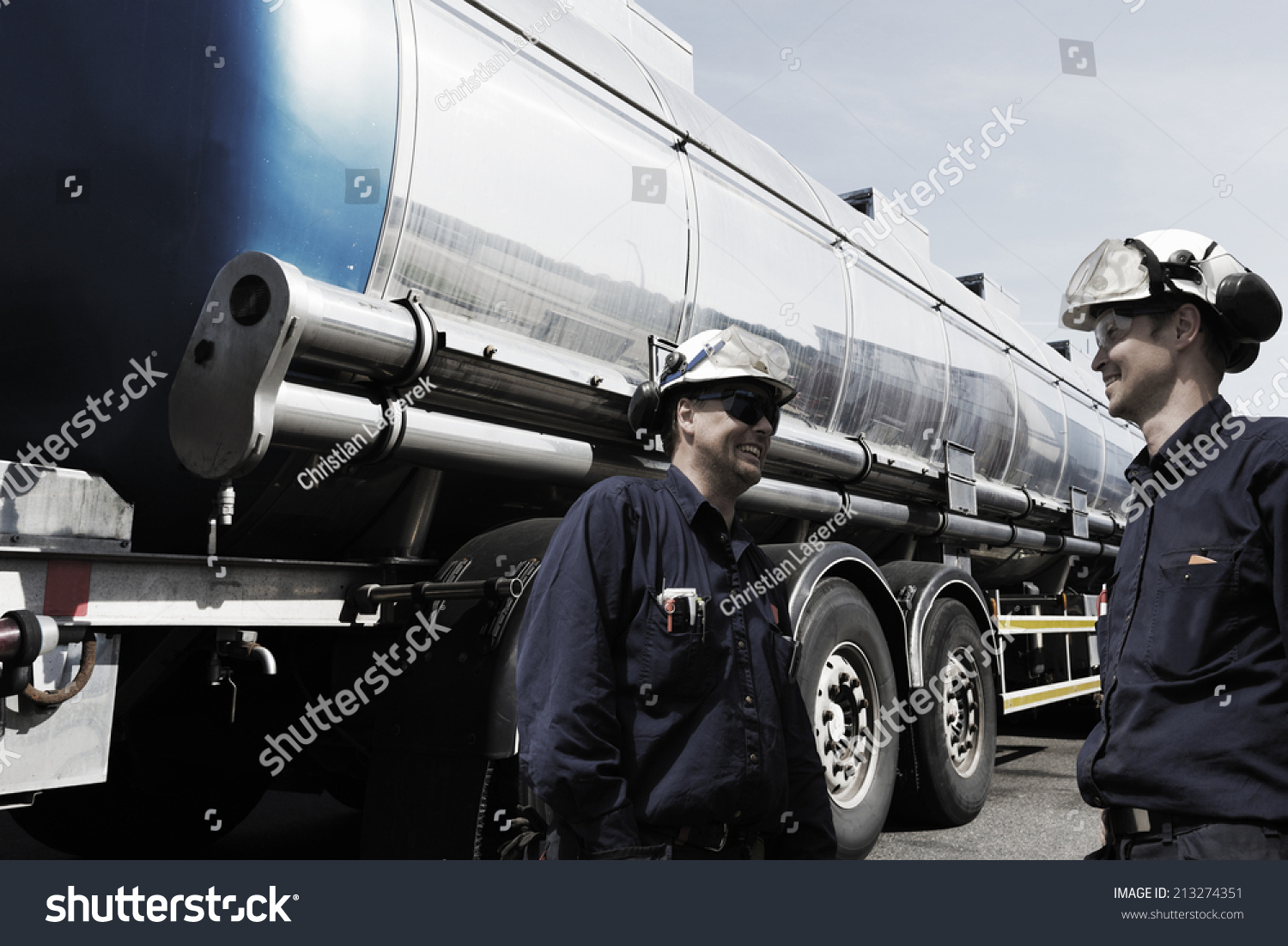 石油和天然气工人引发大型油罐车,油轮在炼油
