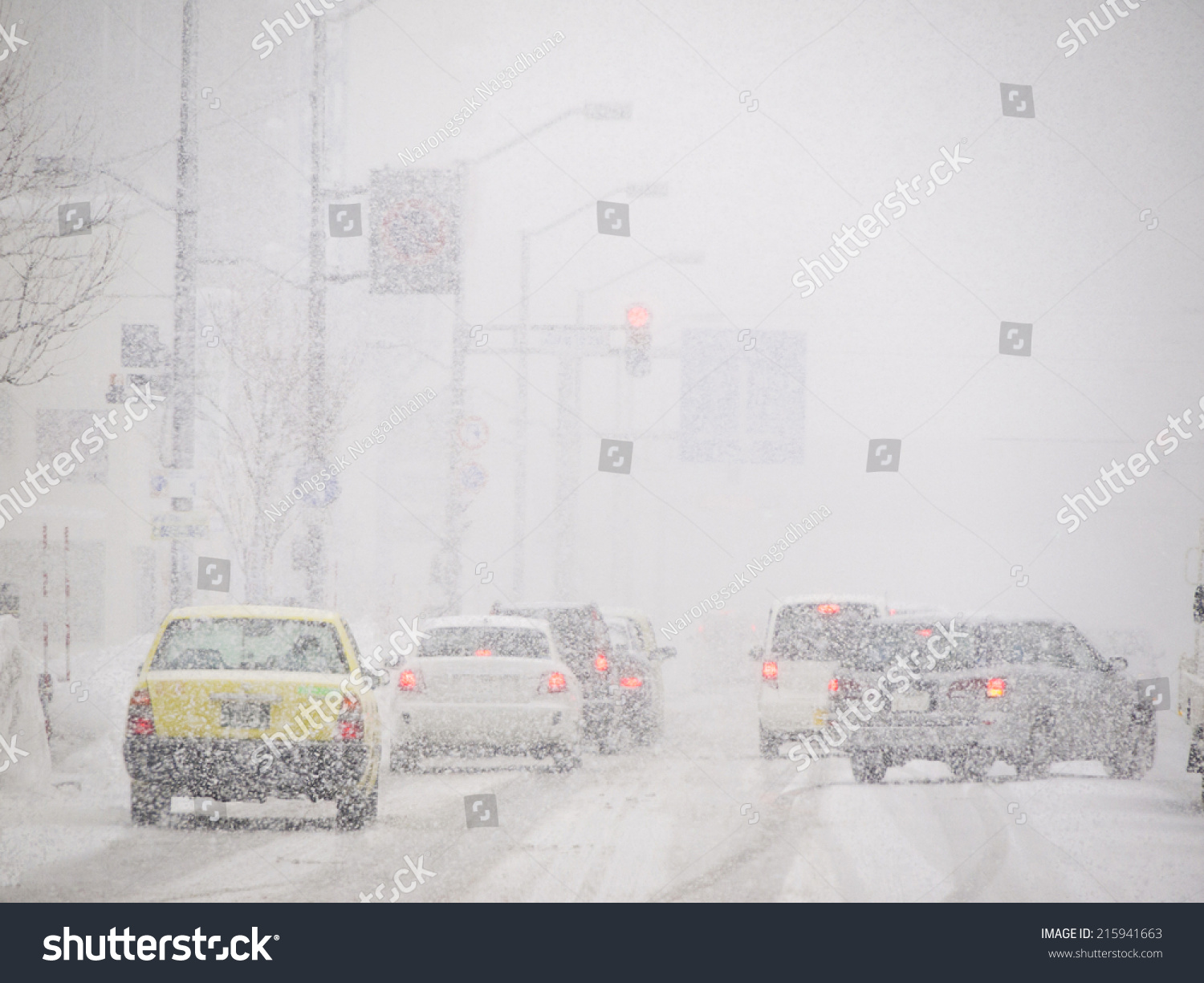 暴雪在路上和糟糕的能见度在北海道,日本。-交