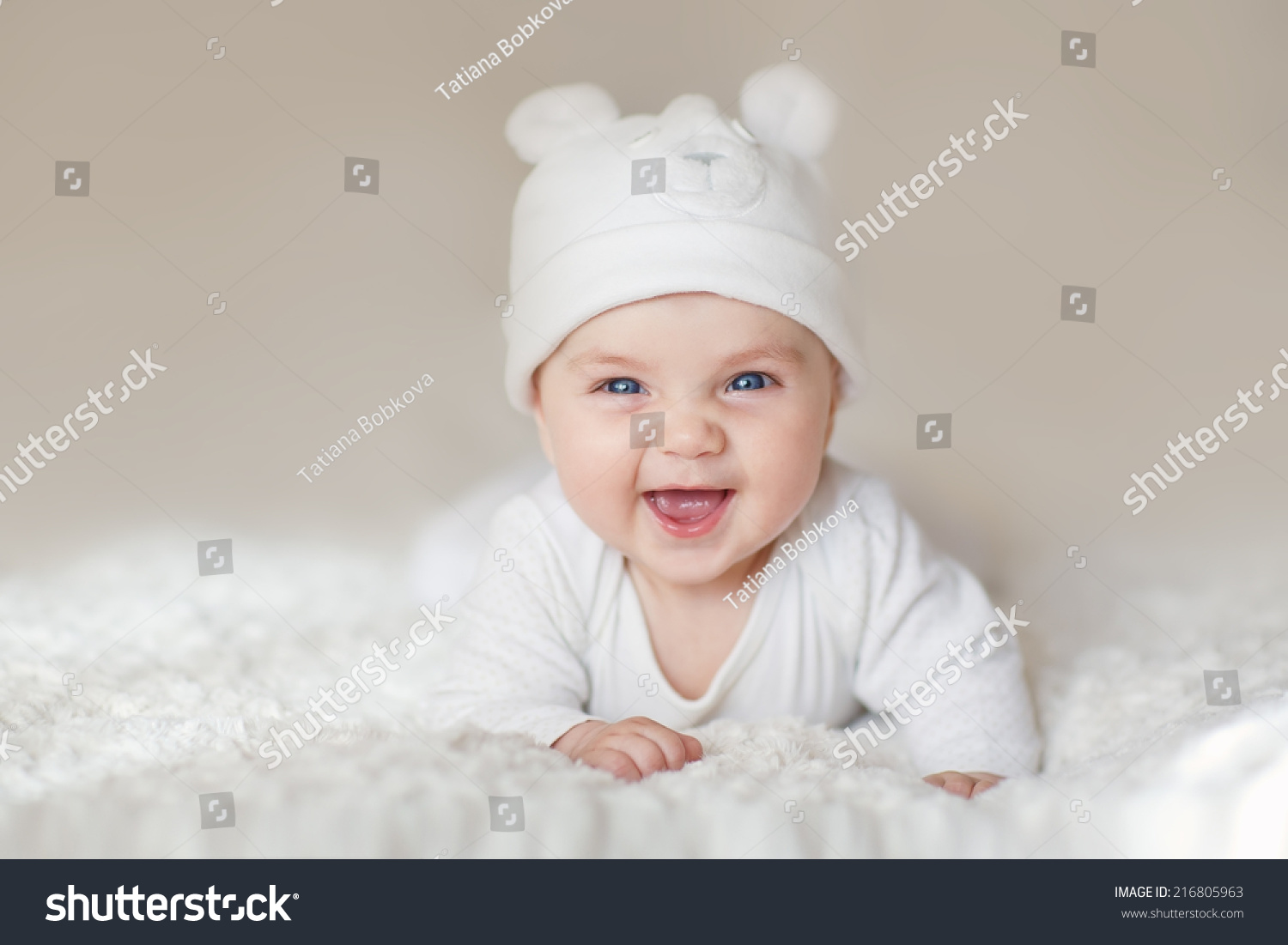 一个白色可爱的新生儿的画像像一只小熊帽子躺