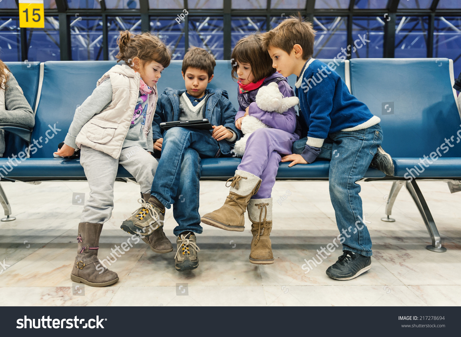 孩子们等待飞行在里斯本机场。Portela机场是