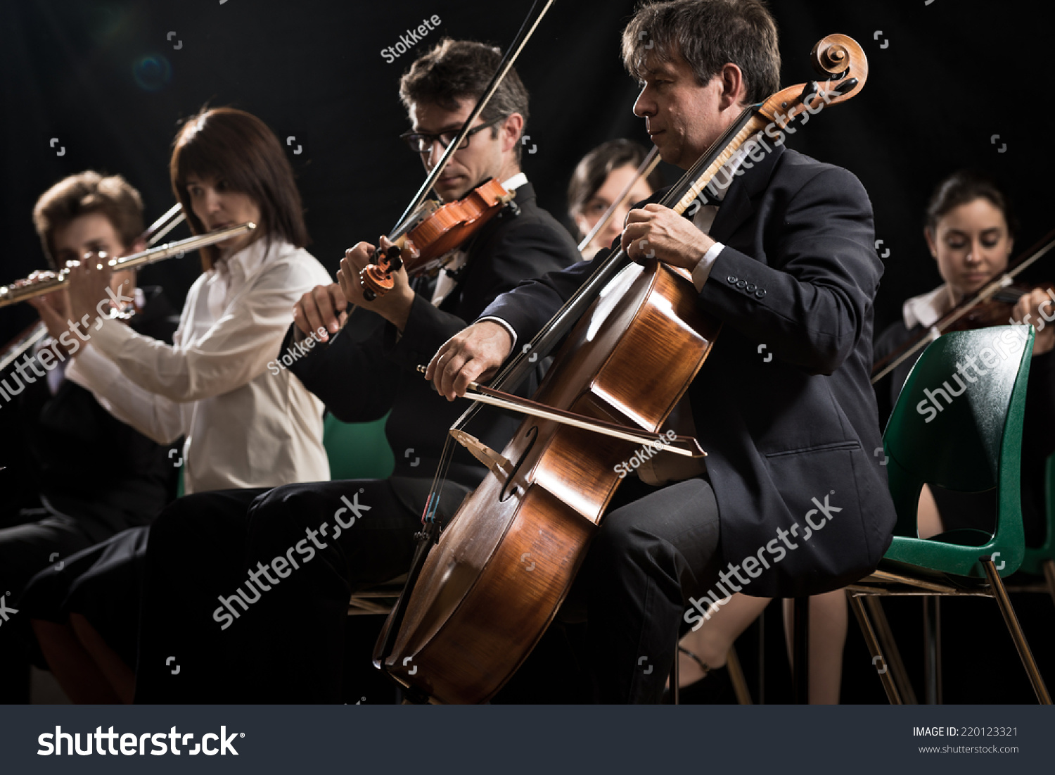 交响乐团在舞台上,小提琴、大提琴和长笛表演