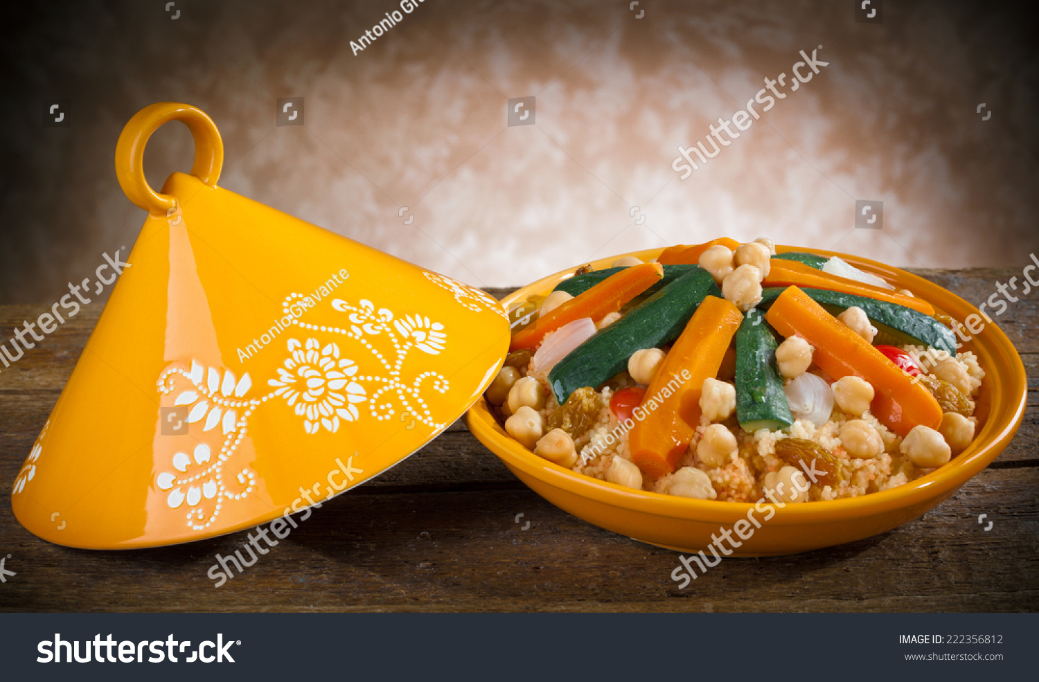 蔬菜与蒸丸子Tajine木桌上。-食品及饮料-海洛