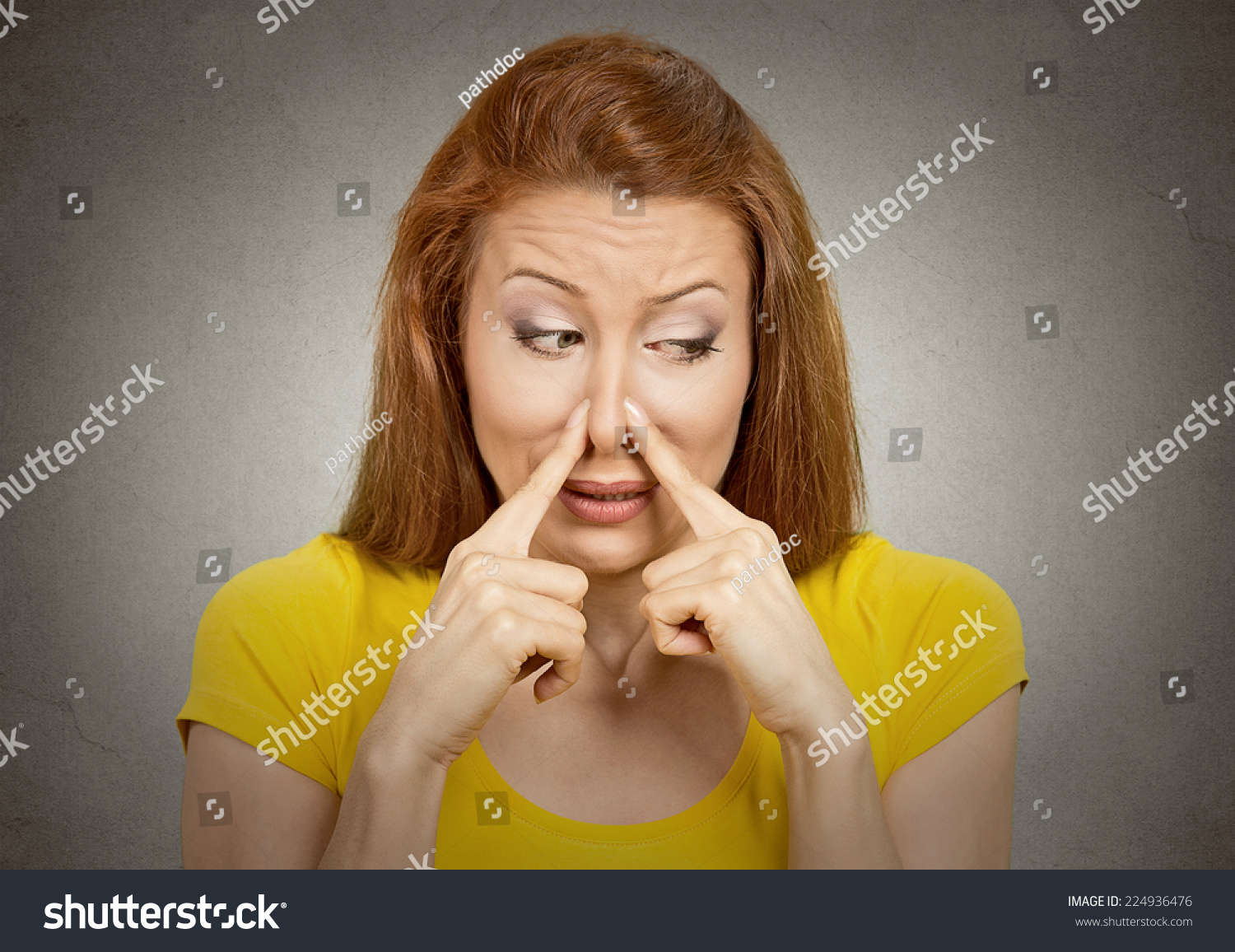特写肖像头像女人用手指捏鼻子的手看起来与厌